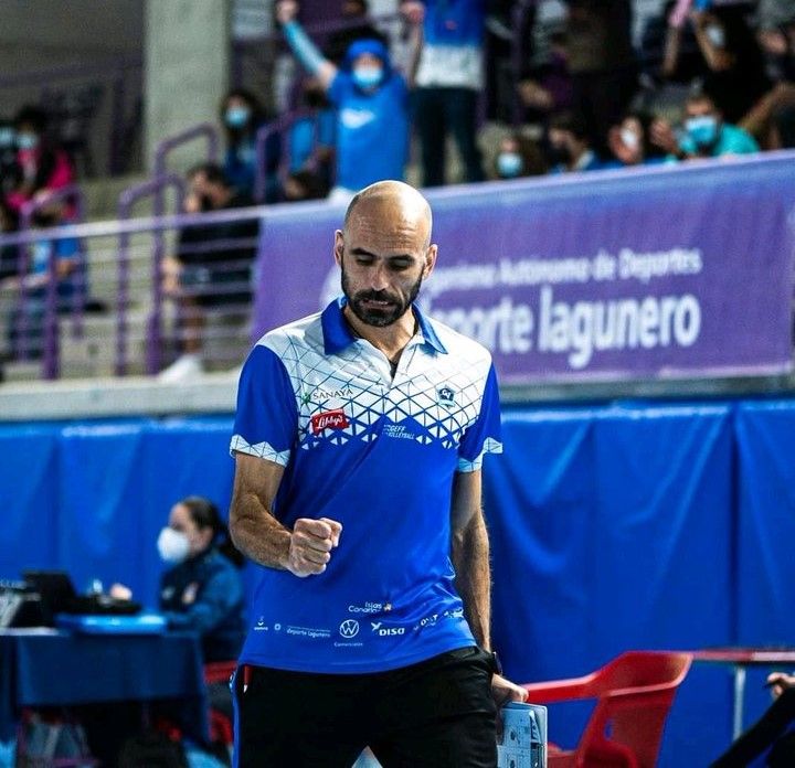 El técnico onubense afronta su cuarta temporada al frente del CV Haris La Laguna./ Twitter.