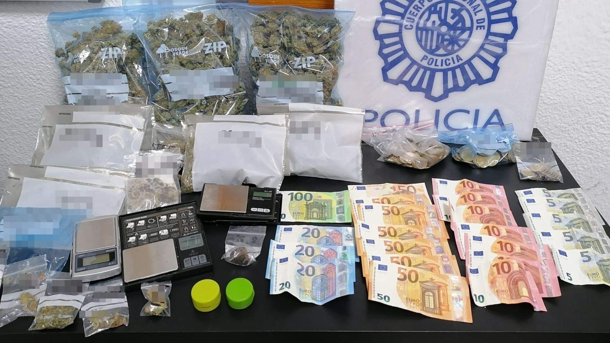 Dinero y drogas requisadas por la Policía Nacional en Adeje. / Cedida