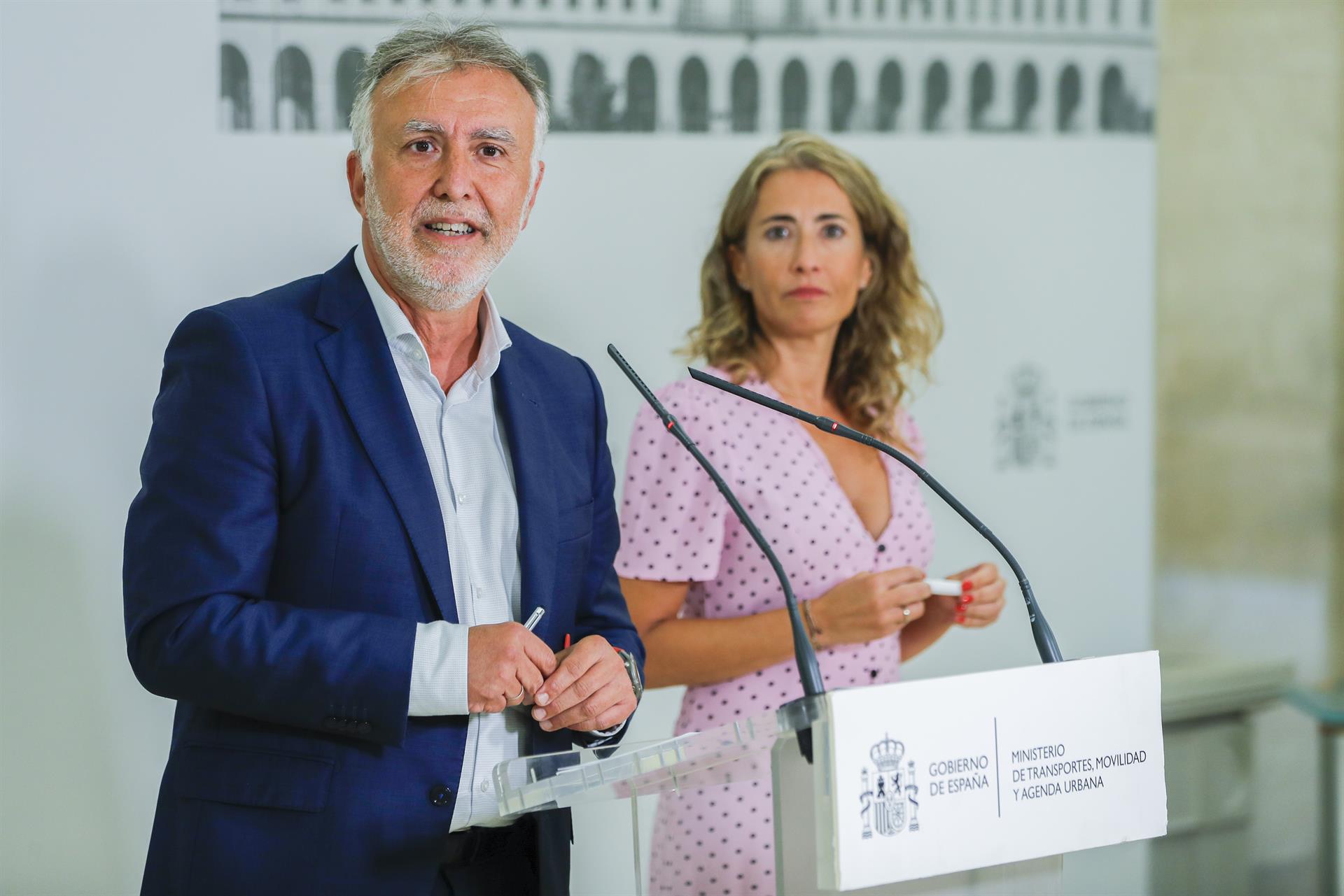 El presidente de Canarias, Ángel Víctor Torres, comparece ante la prensa tras firmar con la ministra de Transportes, Raquel Sánchez (d), un protocolo de colaboración entre las dos administraciones. EFE/ Luis Millan