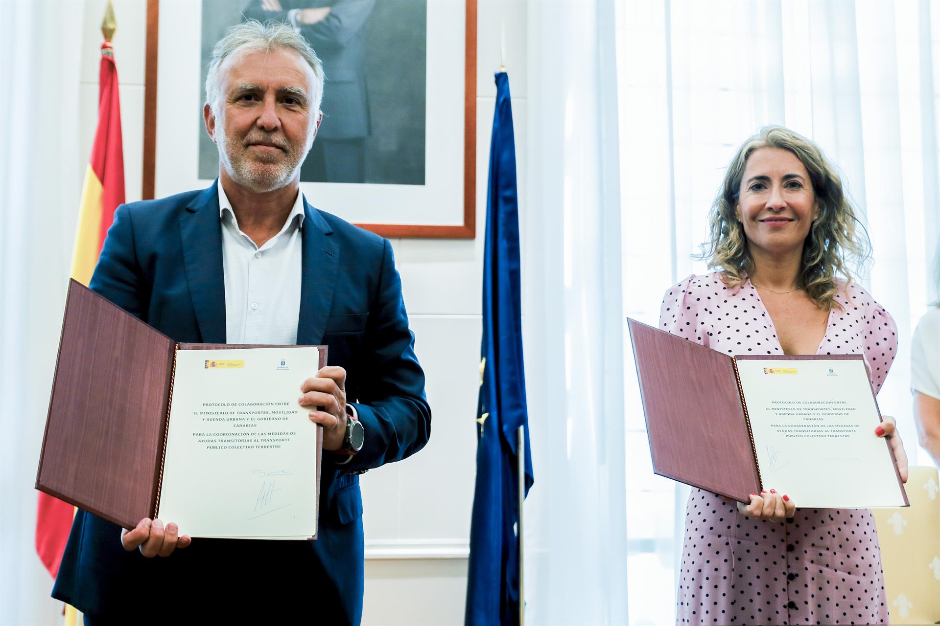 Torres y la ministra de transportes, Raquel Sánchez, firman el protocolo para subvencionar el transporte al 50% ./EFE/ Luis Millan