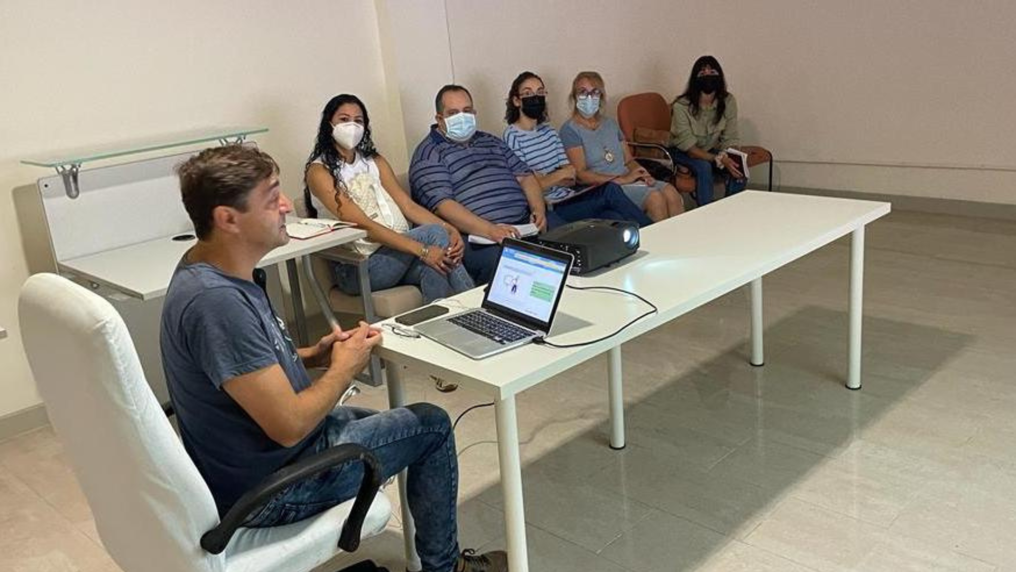 Formación de profesionales que participarán en el proyecto Ashes, que investigará la salud respiratoria de los palmeros. / Cedida