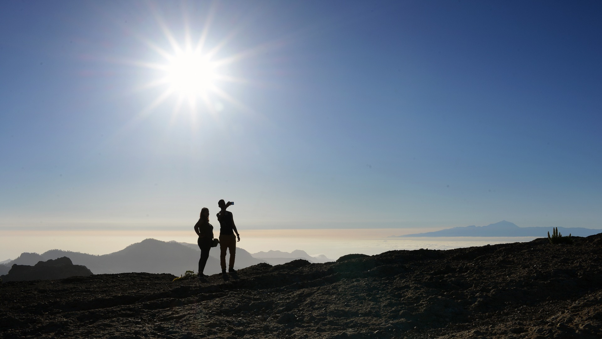 Dos personas se toman una fotografía en la cumbre de Gran Canaria durante un día caluroso. / Pixabay