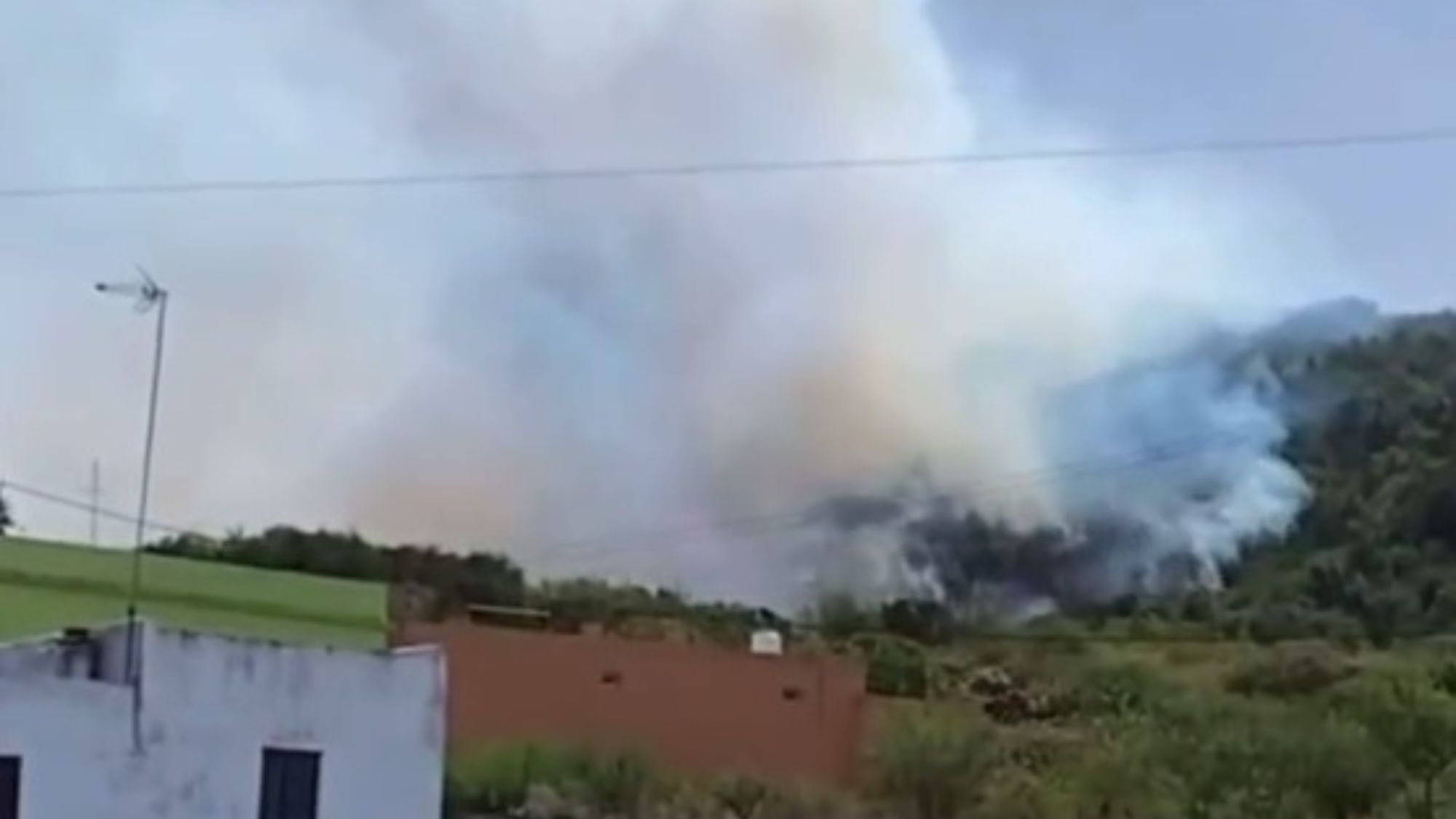 Conato de incendio en El Tanque. / @Carlobrusini