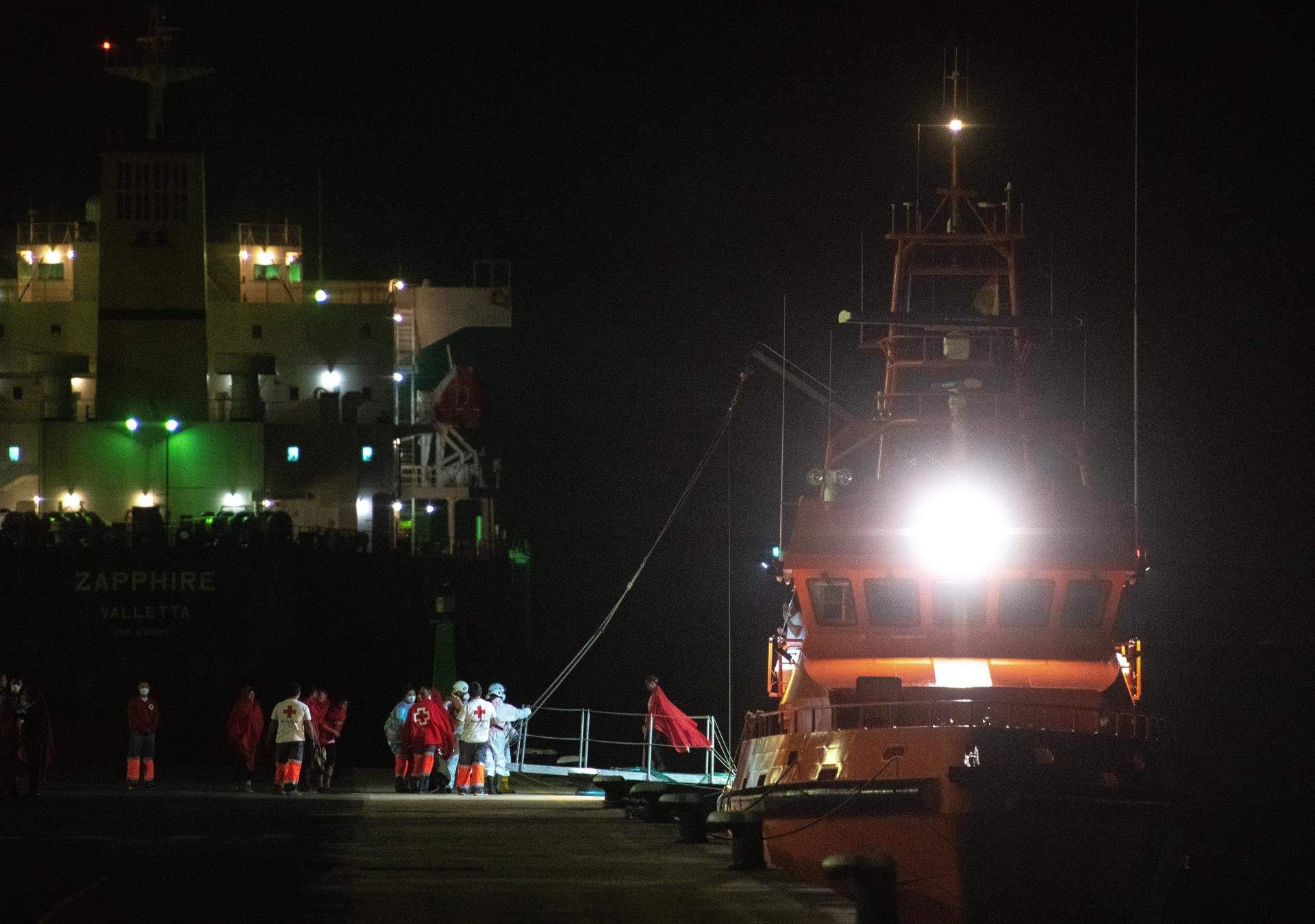 Salvamento Marítimo ha socorrido esta madrugada a unos 55 kilómetros al este de Fuerteventura a una lancha neumática con 58 personas a bordo./ EFE/Carlos de Saá 