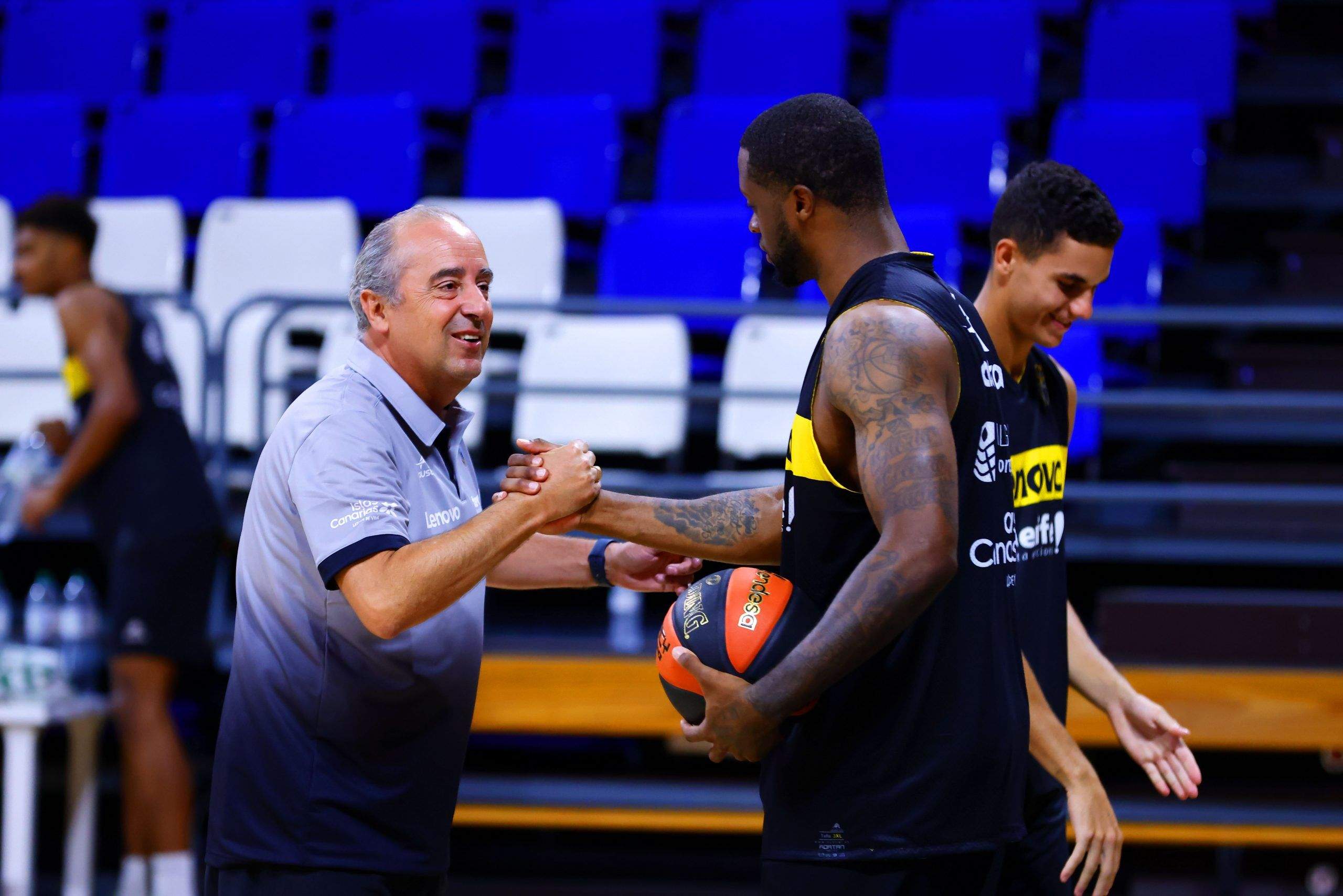 Txus Vidorreta saluda a una de los nuevos fichajes del CB Canarias, Elgin Cook, en el primer día de entrenamiento./ CB Canarias.