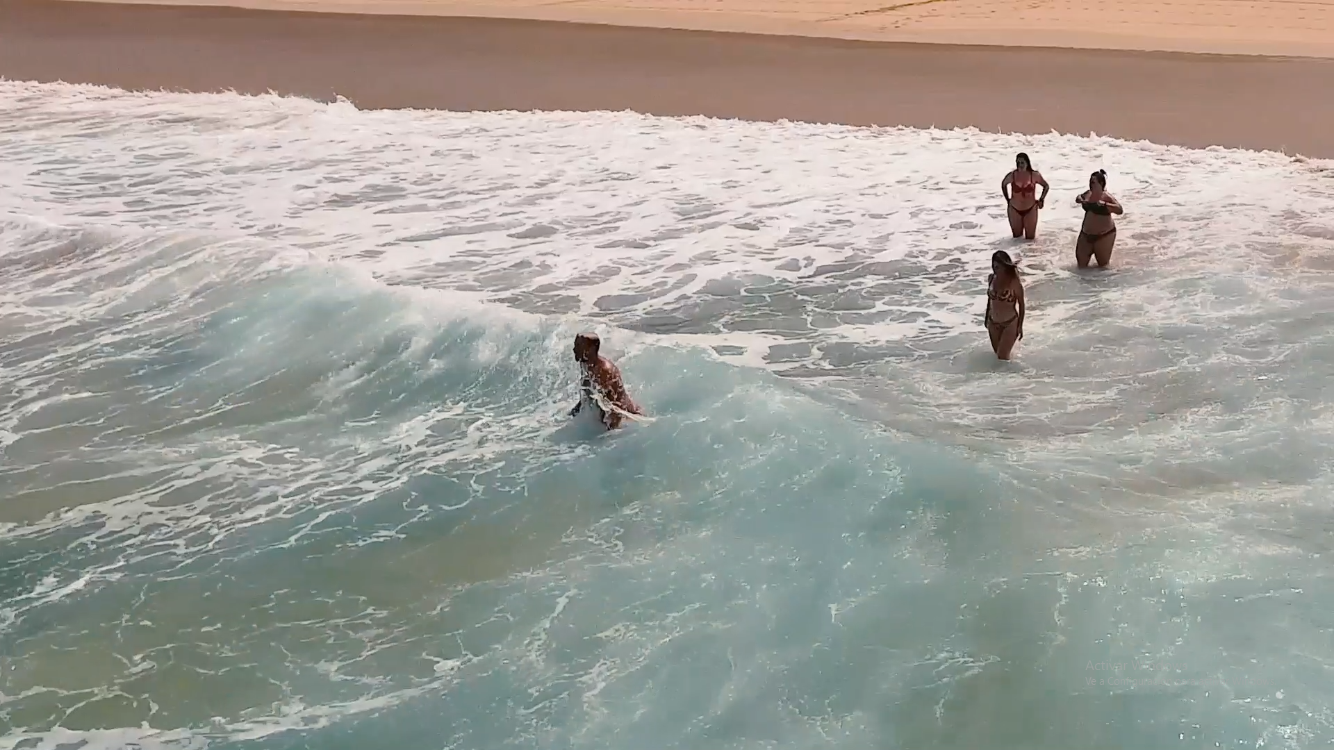 Bañistas en una playa de Canarias. /Archivo