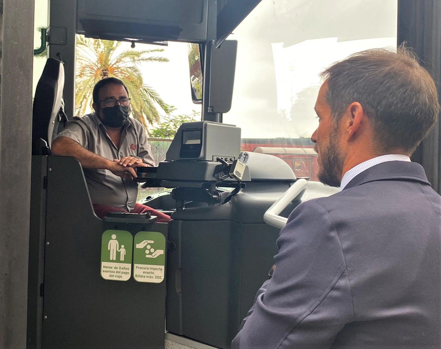 El presidente del Cabildo de La Palma hablando con un trabajador del servicio de guaguas. / Cabildo de La Palma 