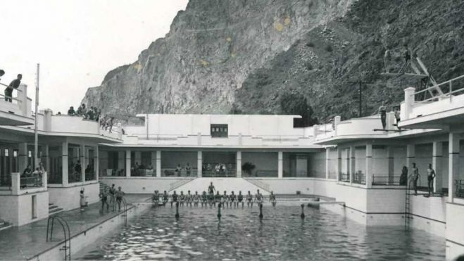 Imagen de piscina del balneario en funcionamiento. / Foto Benítez 