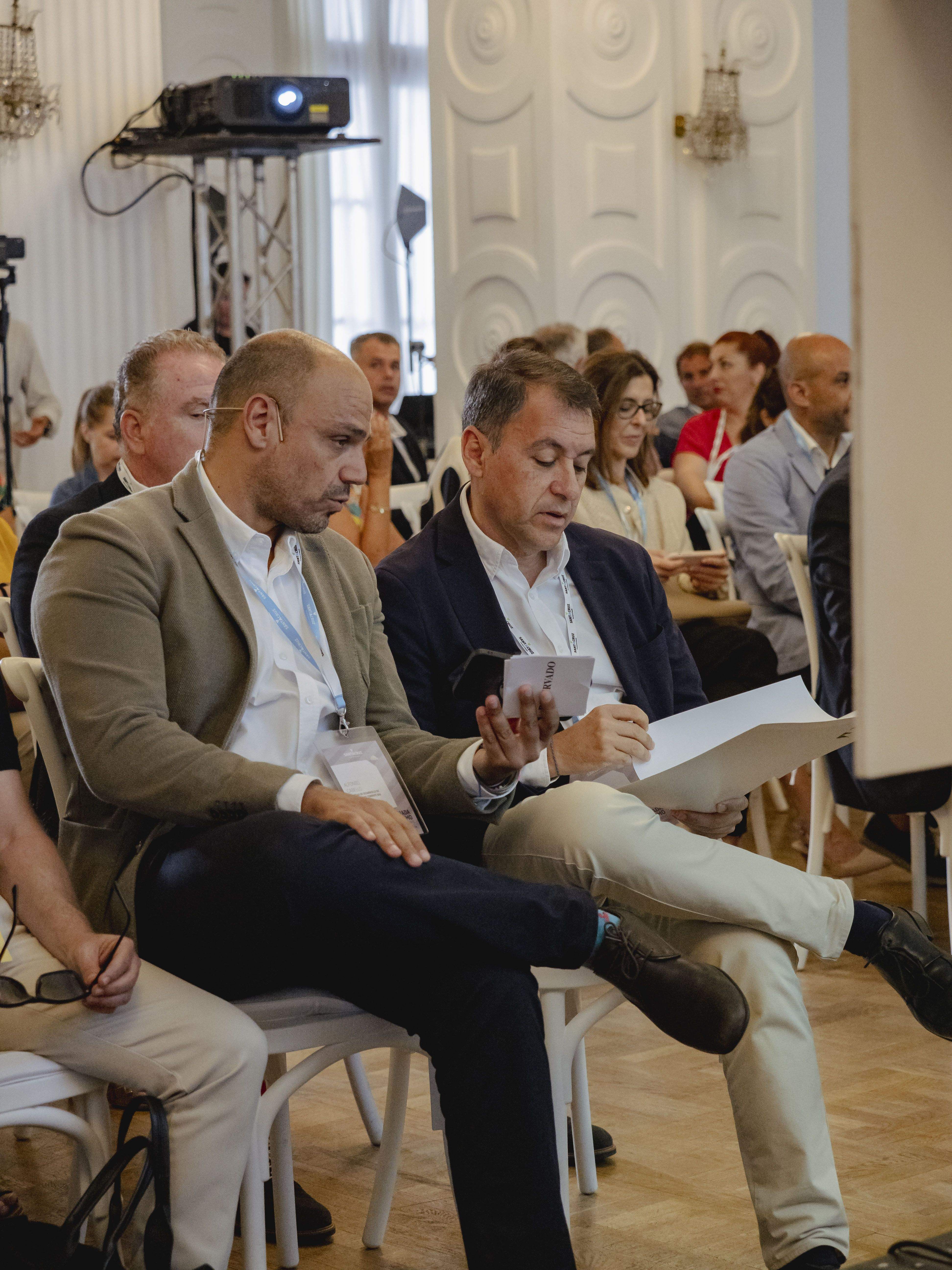 El consejero delegado de la Sociedad de Desarrollo, Alfonso Cabello, y el alcalde de Santa Cruz, José Manuel Bermúdez./