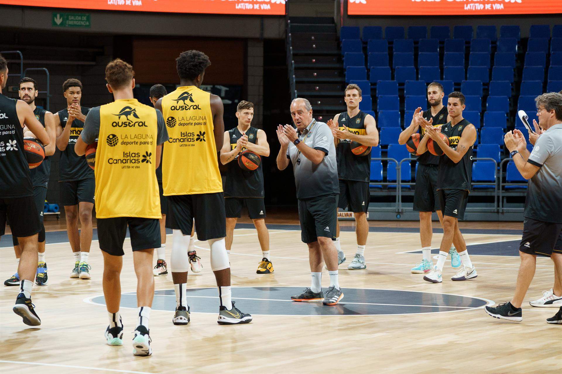 El técnico Txus Vidorreta dirige el primer entrenamiento de la nueva temporada del CB Canarias./ EFE.