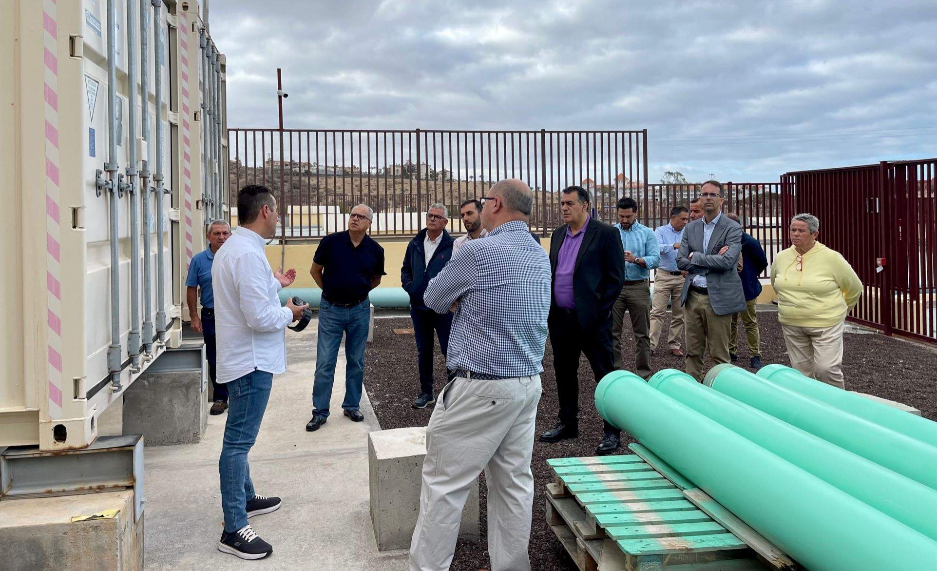 Casimiro Curbelo, presidente de La Gomera (centro, de negro), y alcaldes durante una visita a una desaladora en el sur de Tenerife./ Cedida