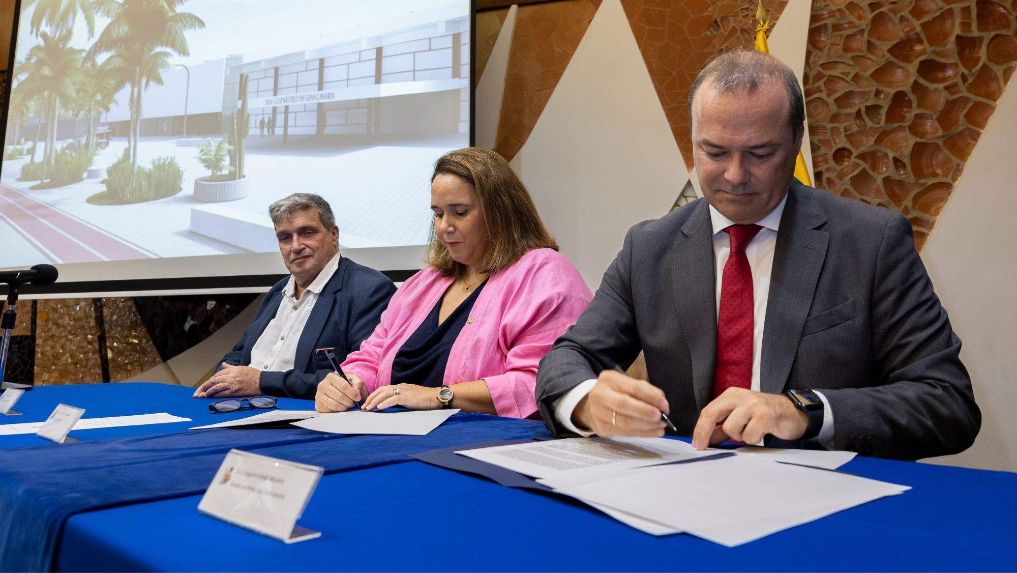 El alcalde de Las Palmas de Gran Canaria, Augusto Hidalgo, y la presidenta del Real Club Náutico de Gran Canaria, María del Carmen López  firman el protocolo de intenciones para la ampliación del paseo marítimo
