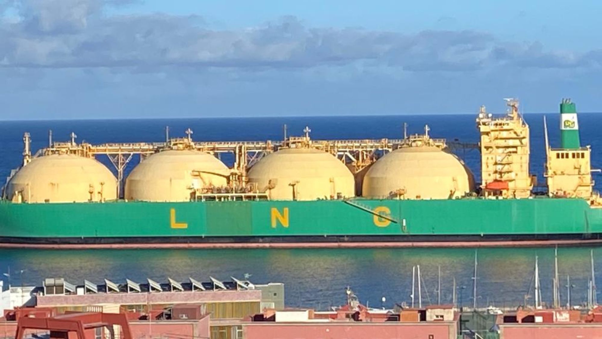El buque LNG Cross River, atracado en el muelle sur del puerto de Santa Cruz de Tenerife. / AH