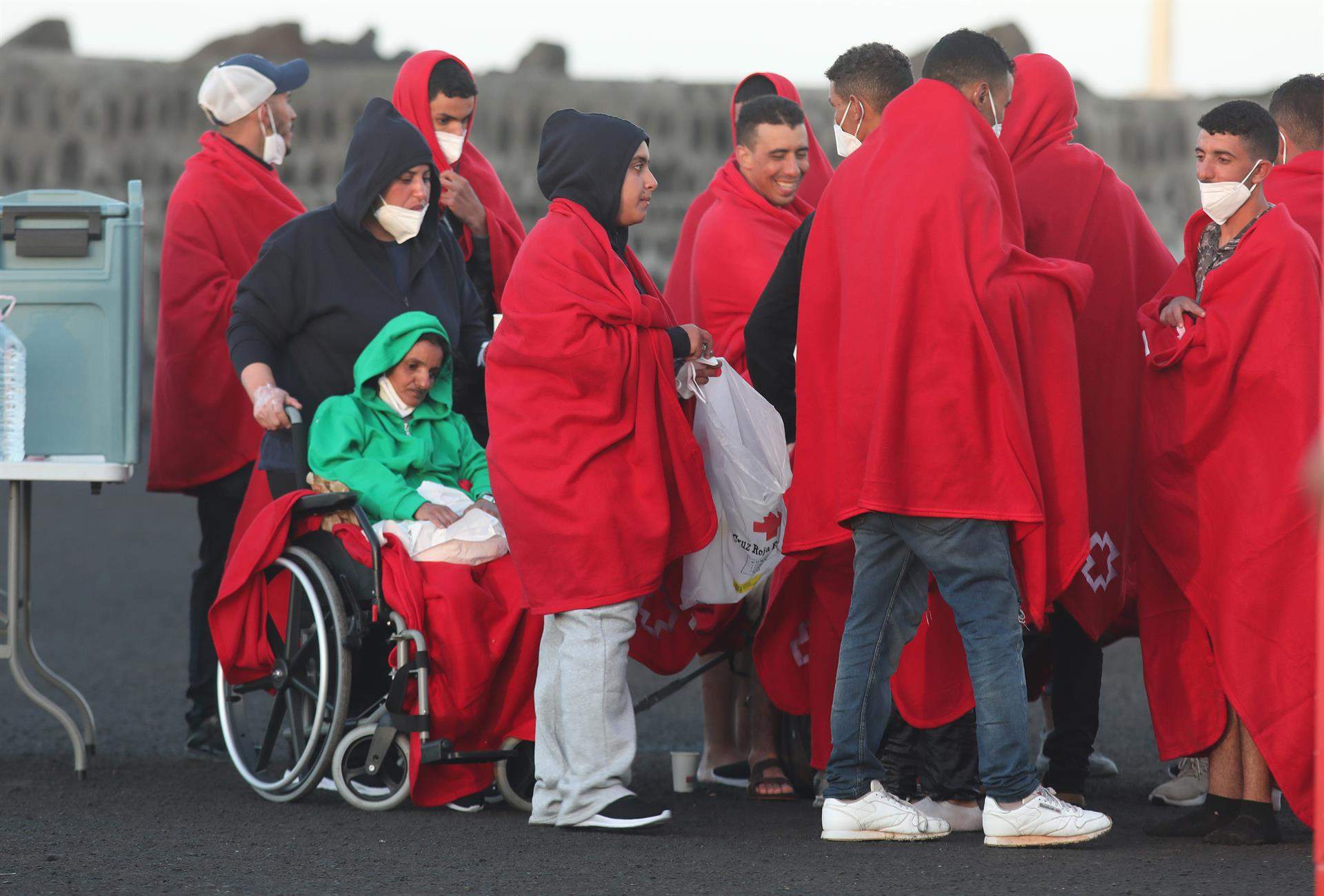 Grupo de migrantes rescatados en el mar que viajaban a bordo de neumáticas./ EFE/Adriel Perdomo