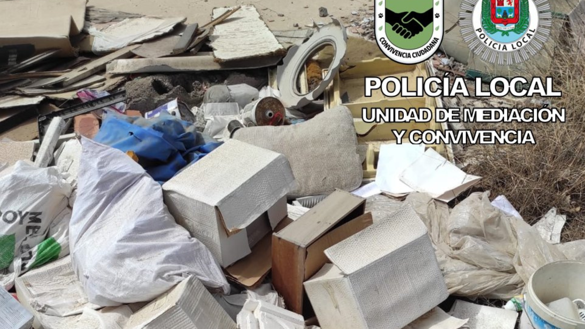 Imágenes de los documentos depositados en la basura supuestamente por una empresa inmobiliaria. Policía local de Las Palmas de Gran Canaria