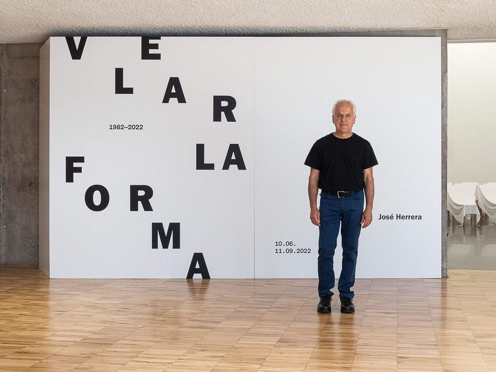 José Herrera en el TEA, exponiendo 'Velar la forma'./ Cedida