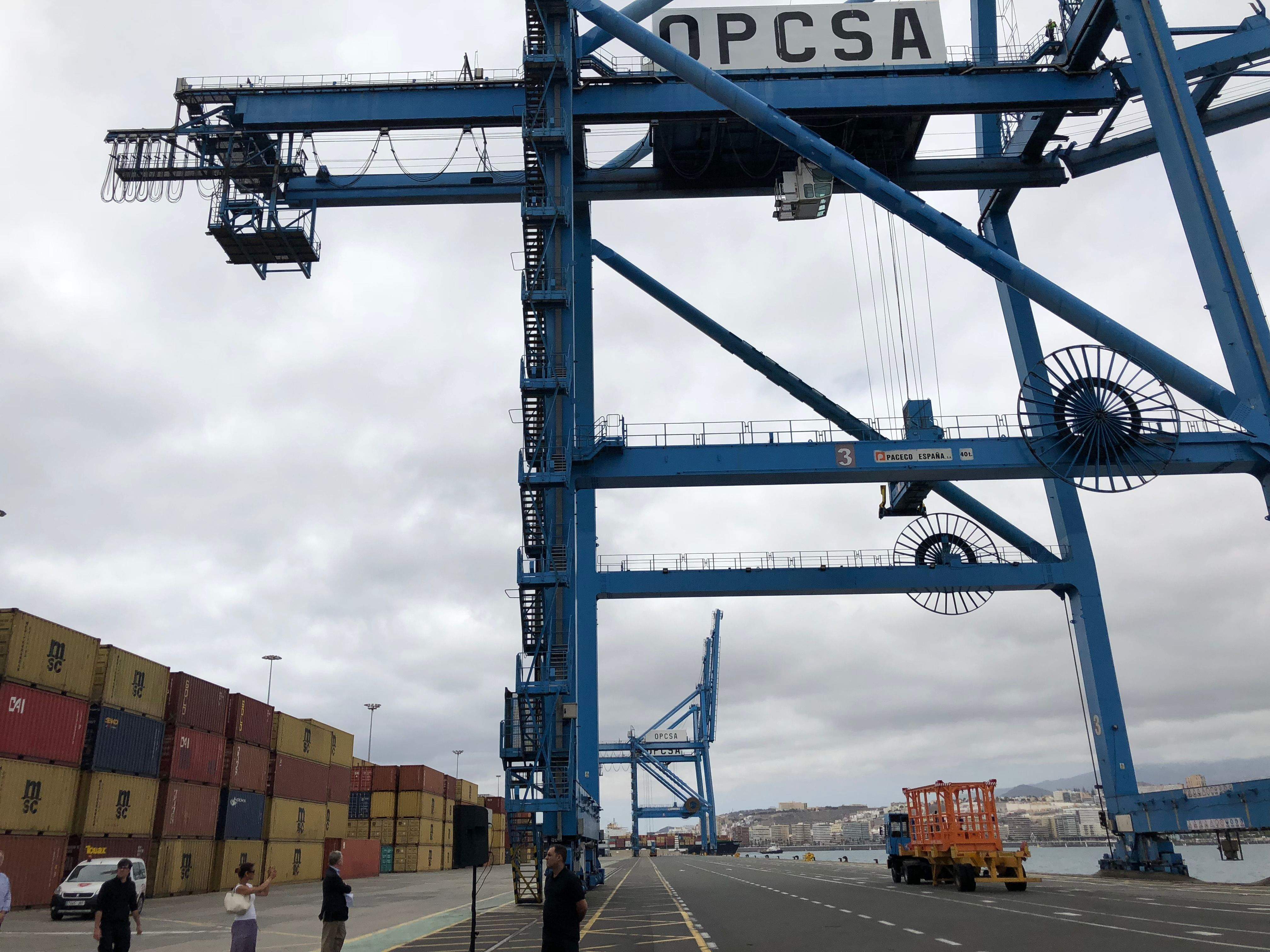 Grúa de la compañía logística OPCSA./ puertocanarias.com