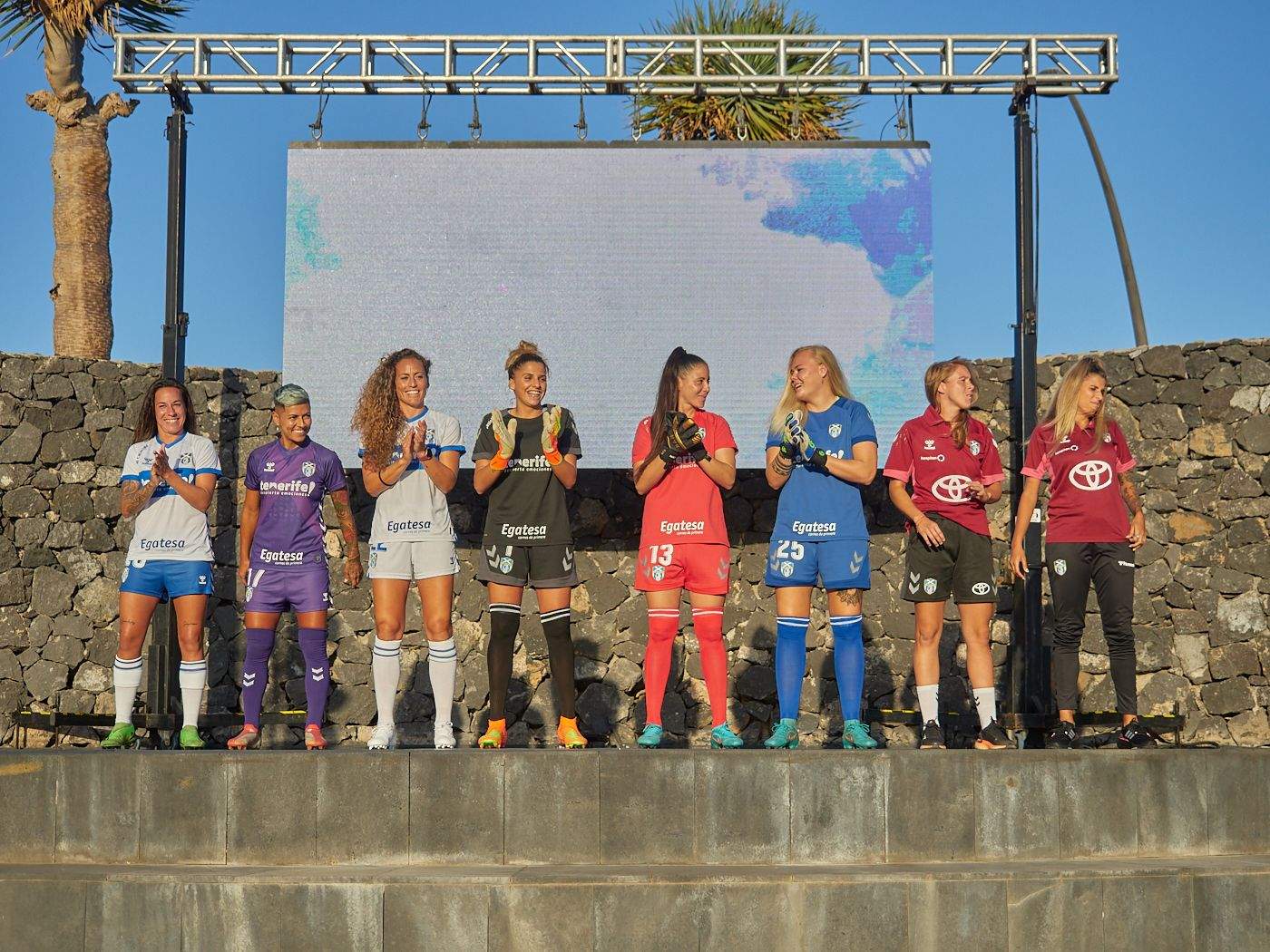 La UD Granadilla Tenerife presentó las nuevas equipaciones para la primera temporada de la Liga Profesional de Fútbol Femenino./ Twitter UD Granadilla.