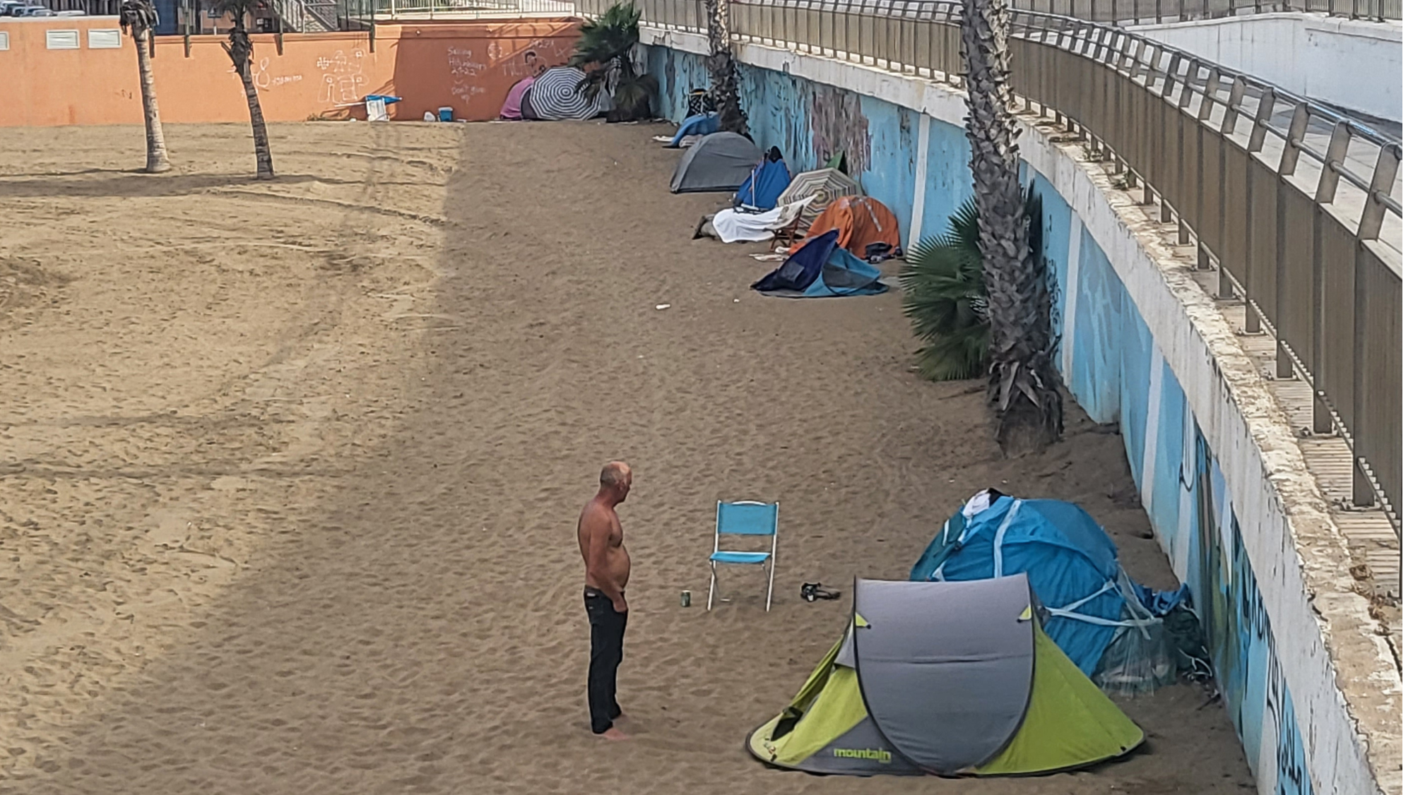 Asentamiento de casetas de campaña en la Playa de Las Alcaravaneras. / AH