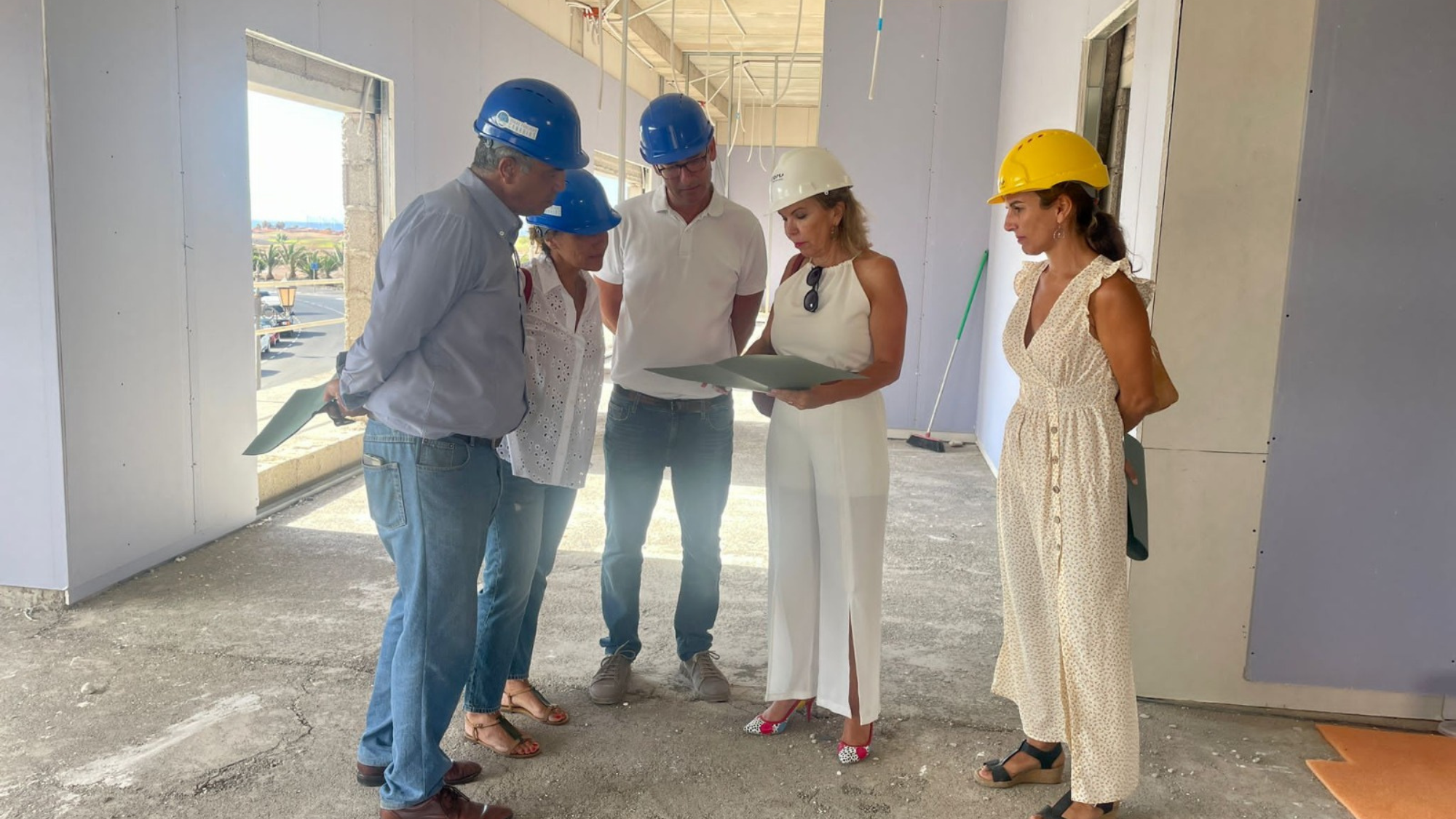 Diputados socialistas por Fuerteventura visitaron recientemente las obras de reformas de un centro educativo. / Cedida