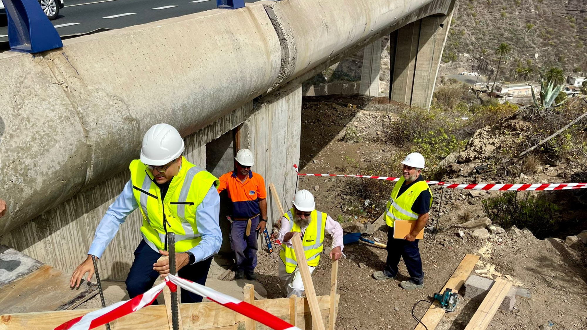 Los técnicos durante la revisión de seguridad del viaducto por el que podrán circular las guaguas. / Cabildo de Gran Canaria