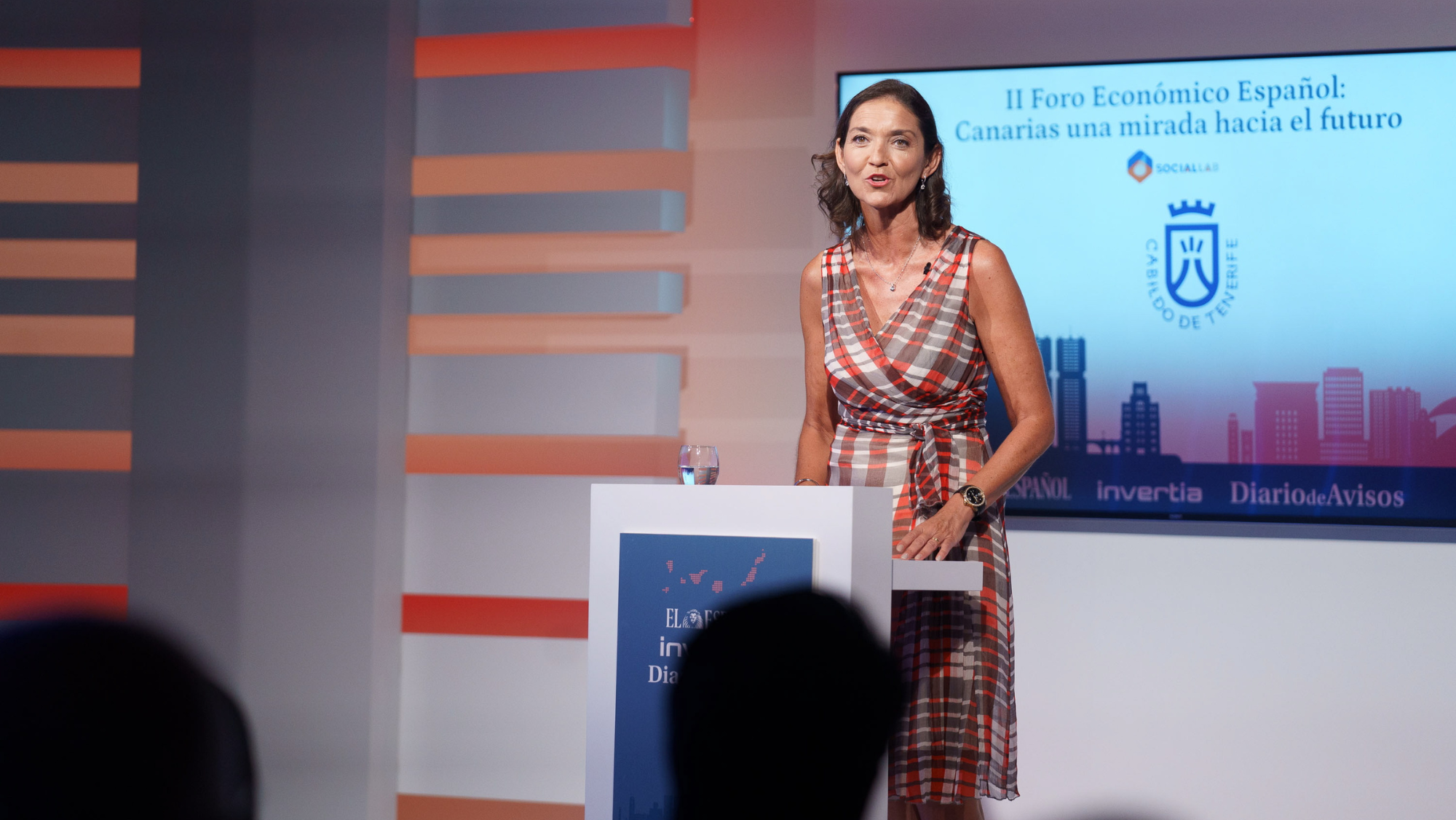 La ministra de Industria, Comercio y Turismo, María Reyes Maroto inauguró este jueves en un foro económico en Canarias. / Ramón de la Rocha (EFE)