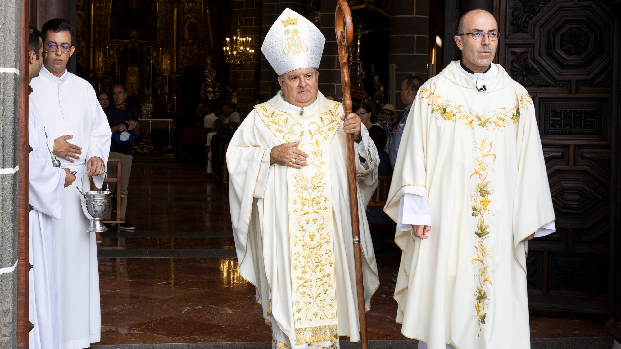 El Obispo de Canarias, José Mazuelos (centro), durante la misa por la festividad de la Virgen del Pino.  / EFE