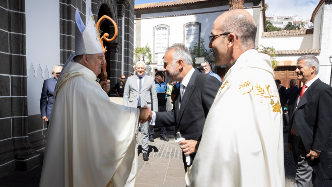 El presidente de Canarias, Ángel Víctor Torres (der.) saluda al obispo de Canarias, José Mazuelos, este jueves en Teror.EFE