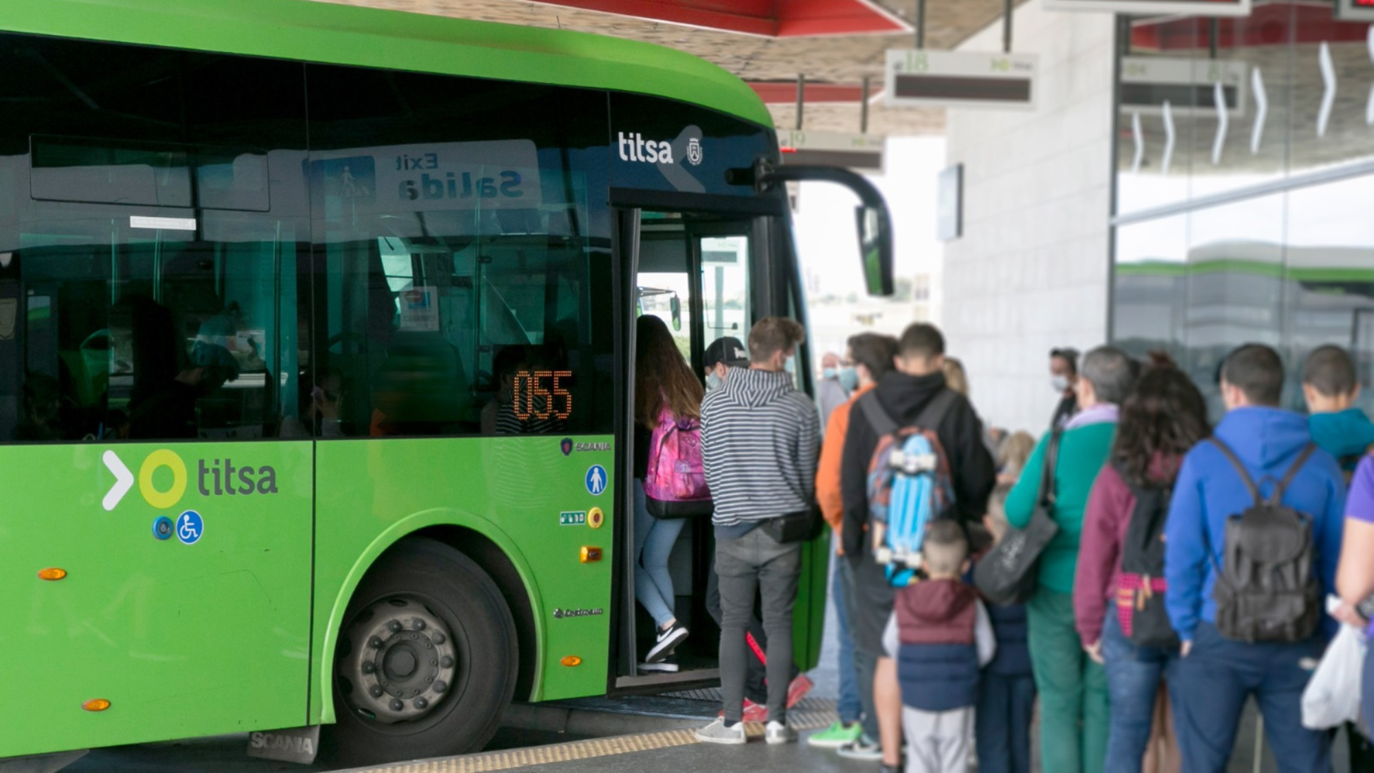 Varios usuarios a la espera de entrar en una guagua de Titsa. / CABILDO DE TENERIFE