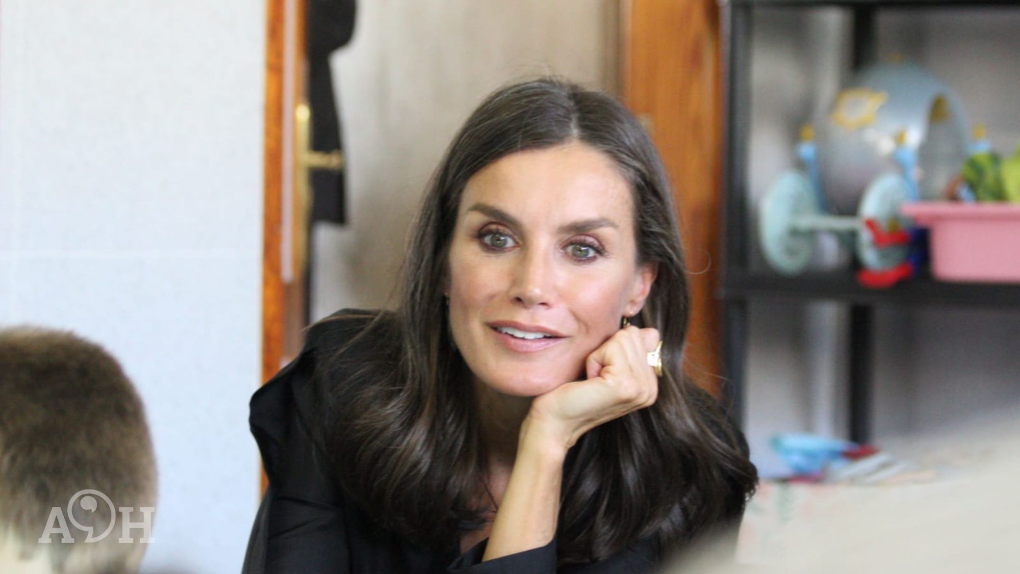 La reina Letizia habla con los alumnos en un colegio de La Palma. / AH Álvaro Oliver