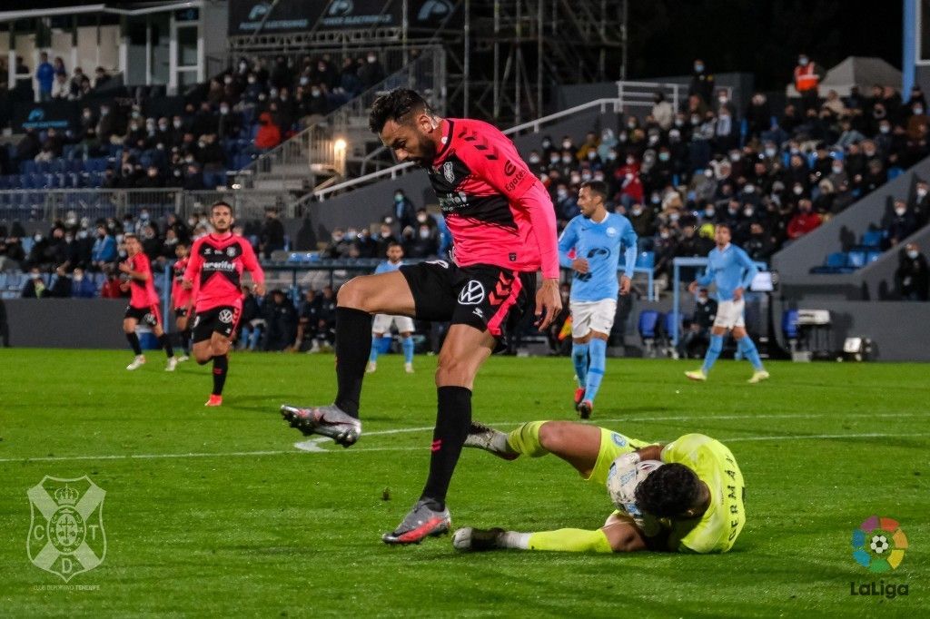 Gallego disputa un balón al portero del Ibiza en la última visita del CD Tenerife a Can Misses, que acabó en empate sin goles./ CDT
