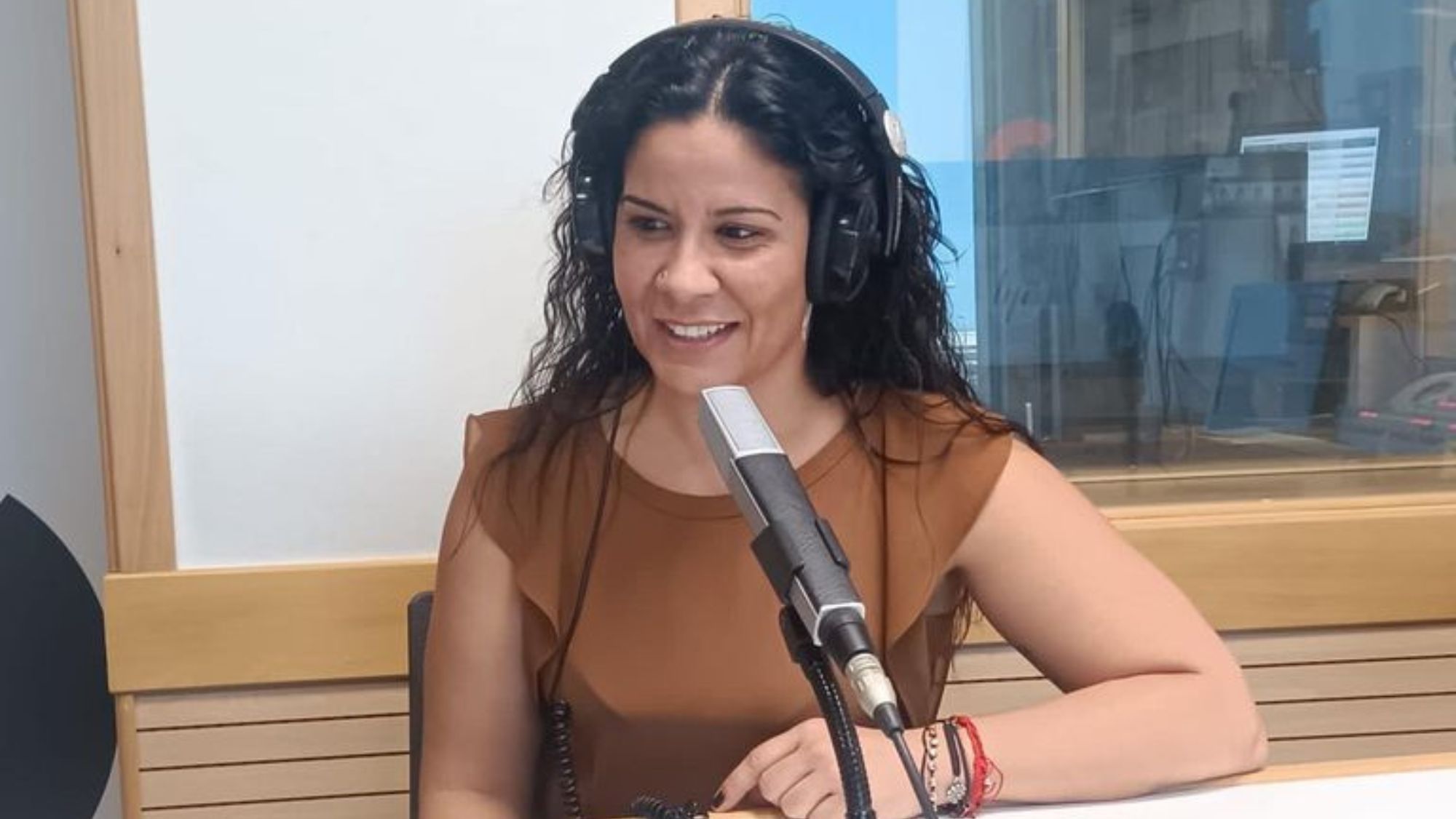 La presidenta del Colegio Profesional de Logopedas de Canarias, Susana Nieto, en una intervención en la radio. / COLC
