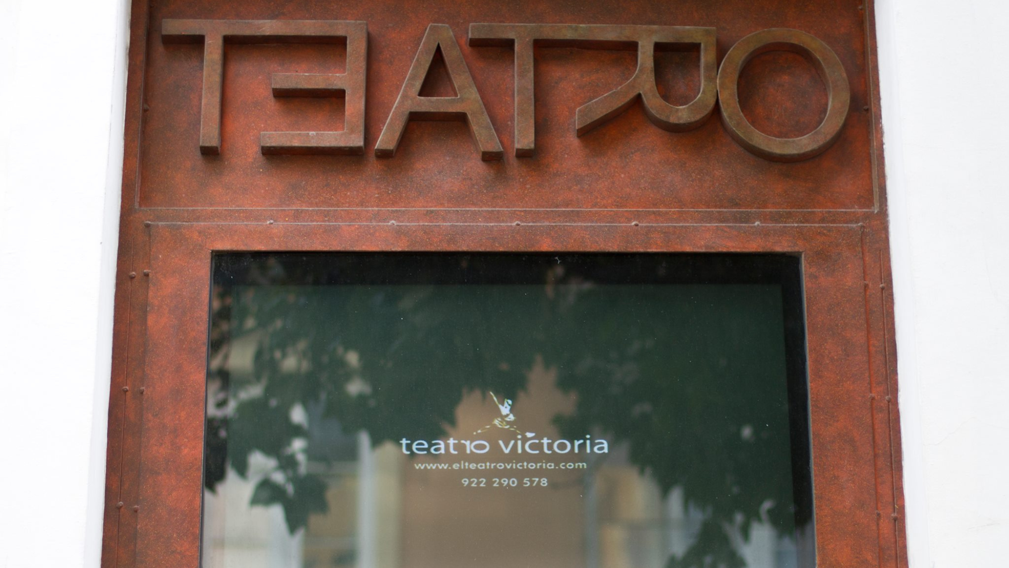 Puerta del Teatro Victoria, uno de los pequeños teatros de Santa Cruz de Tenerife.  Teatro Victoria