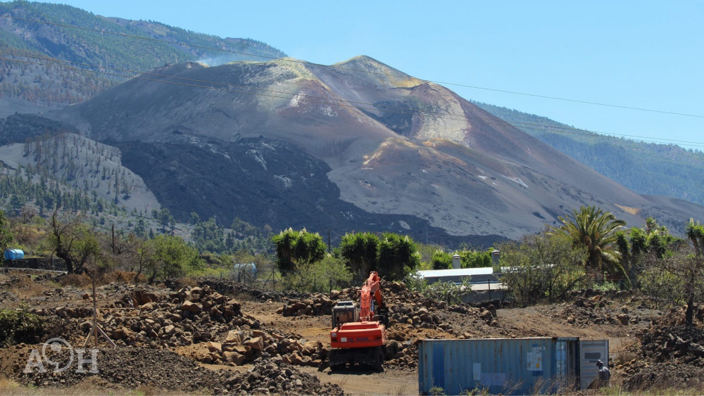 Trabajos de reconstrucción en una finca cercana al cono volcánico./ Álvaro Oliver (AH)