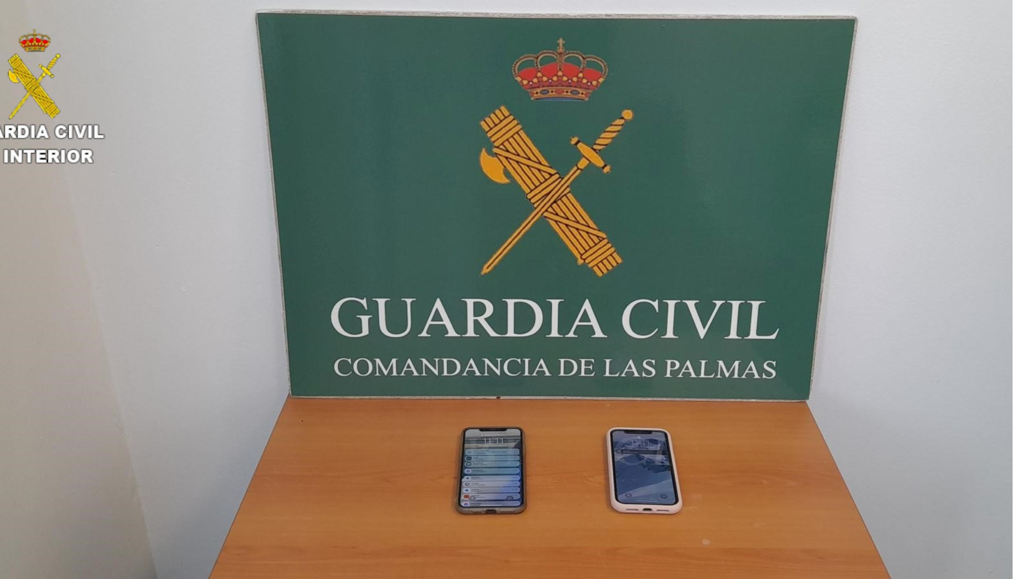 Los dos móviles recuperados por la Guardia Civil. / Cedida