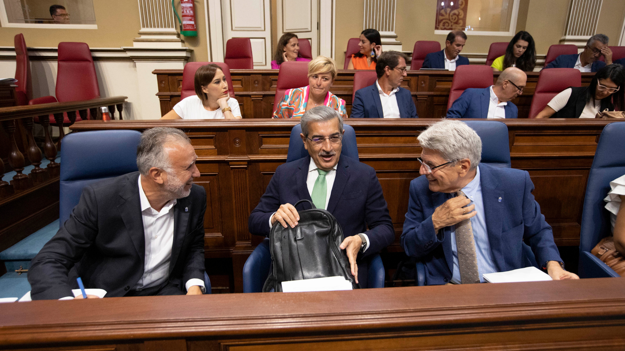 El presidente de Canarias, Ángel Víctor Torres, con el consejero de Hacienda, Presupuestos y Asuntos Europeos, Román Rodríguez y el consejero de Administraciones Públicas, Justicia y Seguridad, Julio Pérez en el pleno del Parlamento. / Miguel Barreto (EFE)