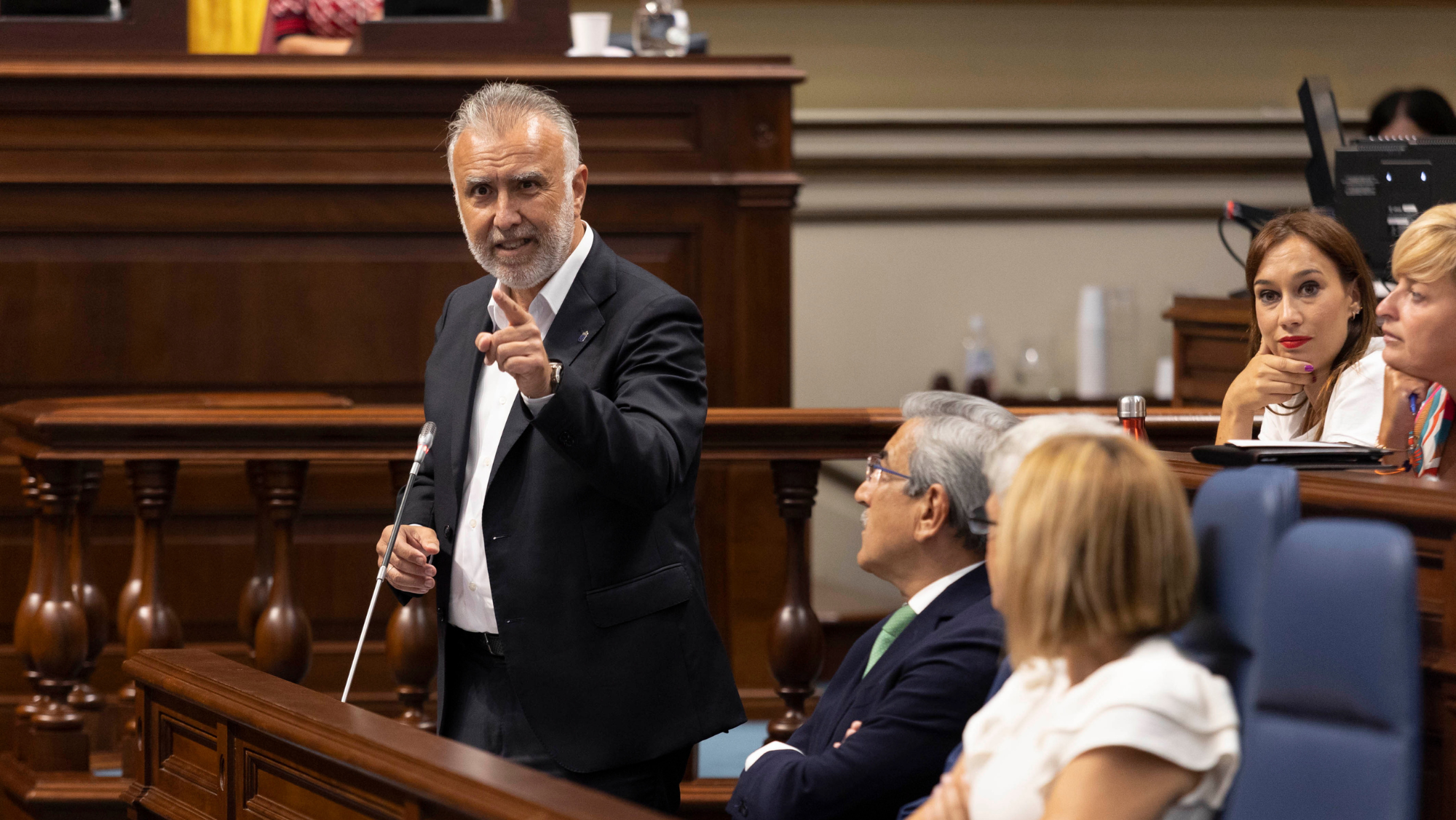 El presidente del Gobierno de Canarias, Ángel Víctor Torres, en una intervención en el pleno del Parlamento. / Miguel Barreto (EFE)