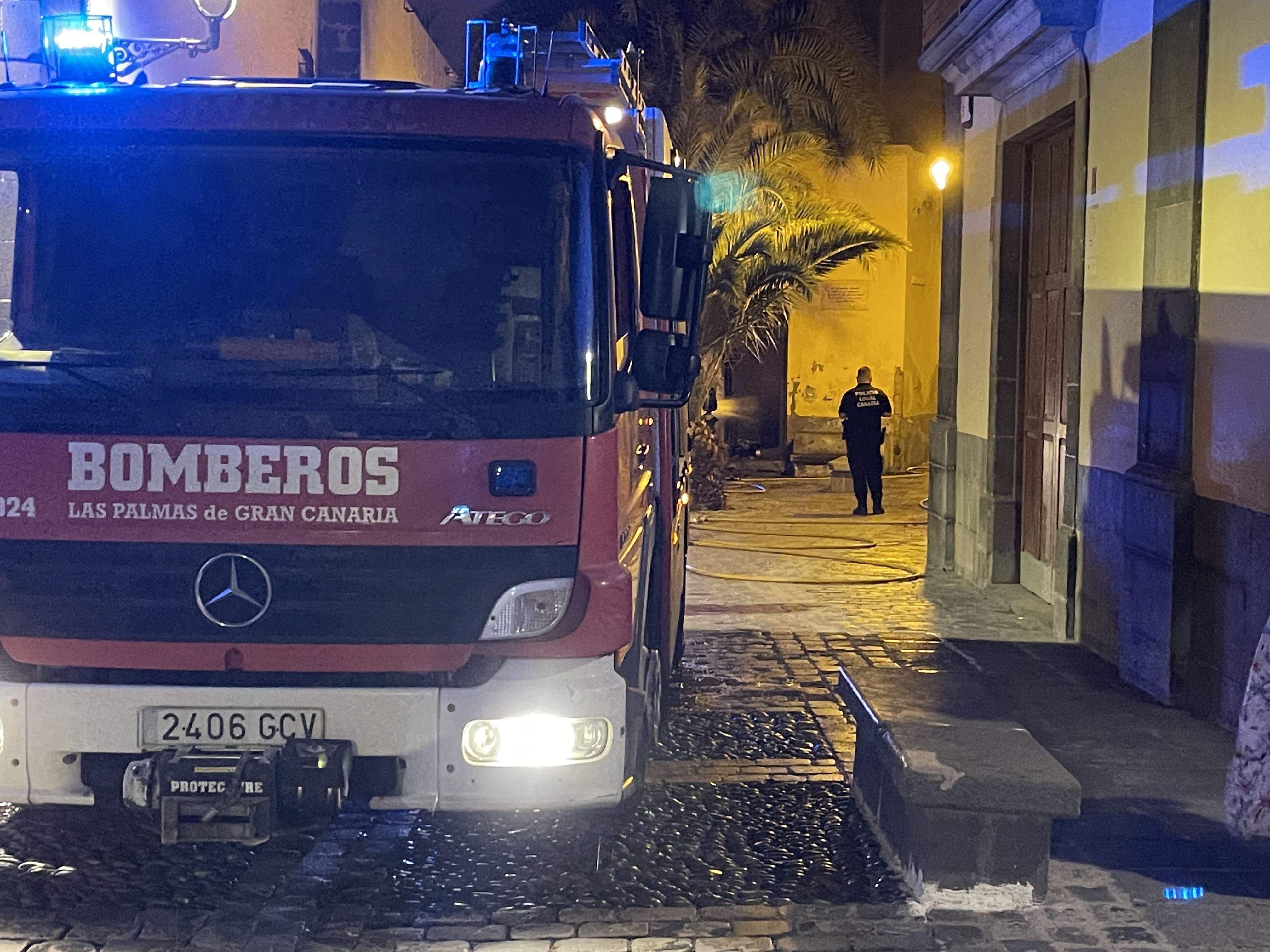 Los bomberos acudieron a sofocar el incendio declarado en Vegueta. / Atlántico Hoy