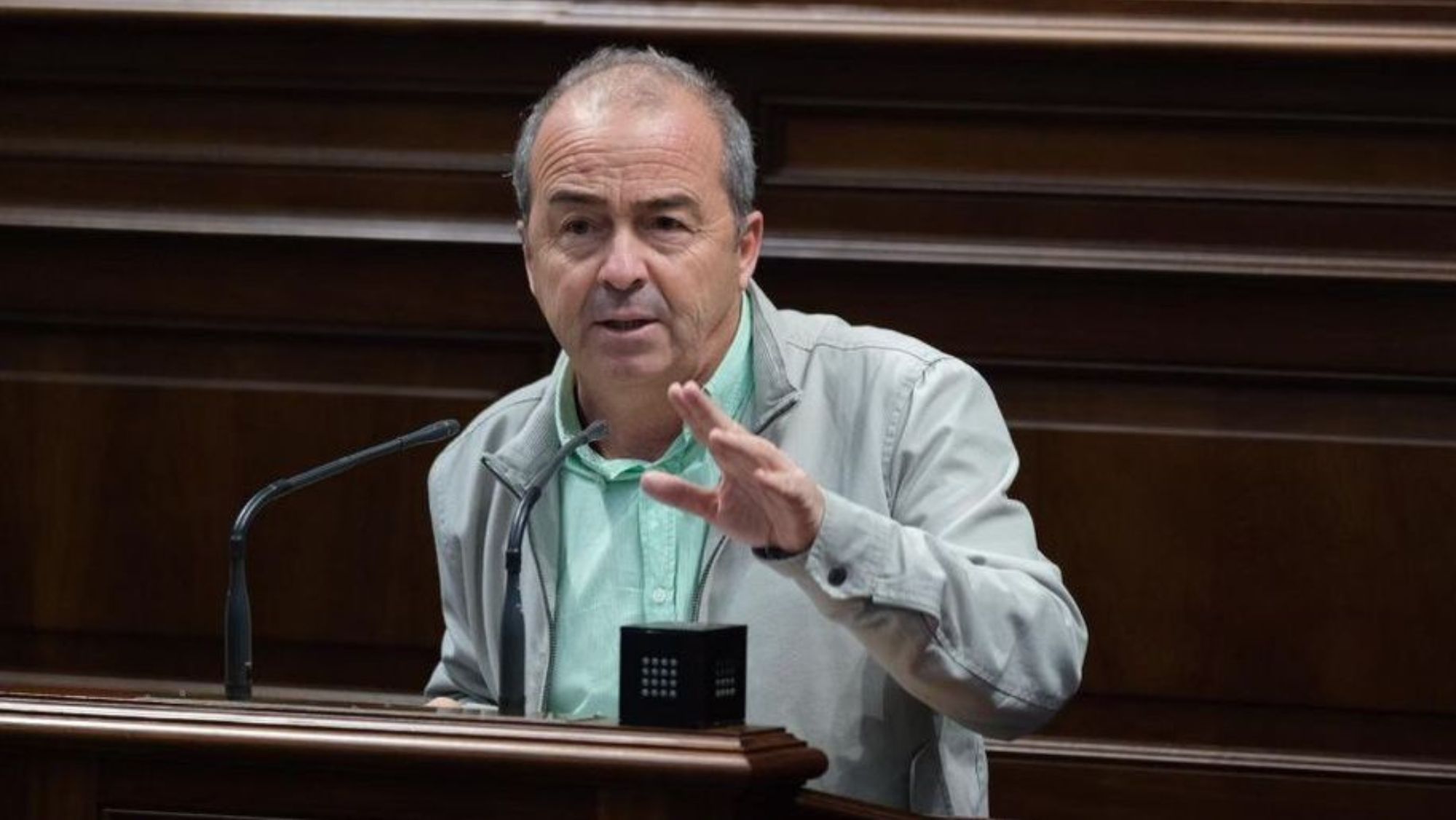 El diputado de Sí Podemos Canarias, Paco Déniz, en el Parlamento de Canarias. / Archivo