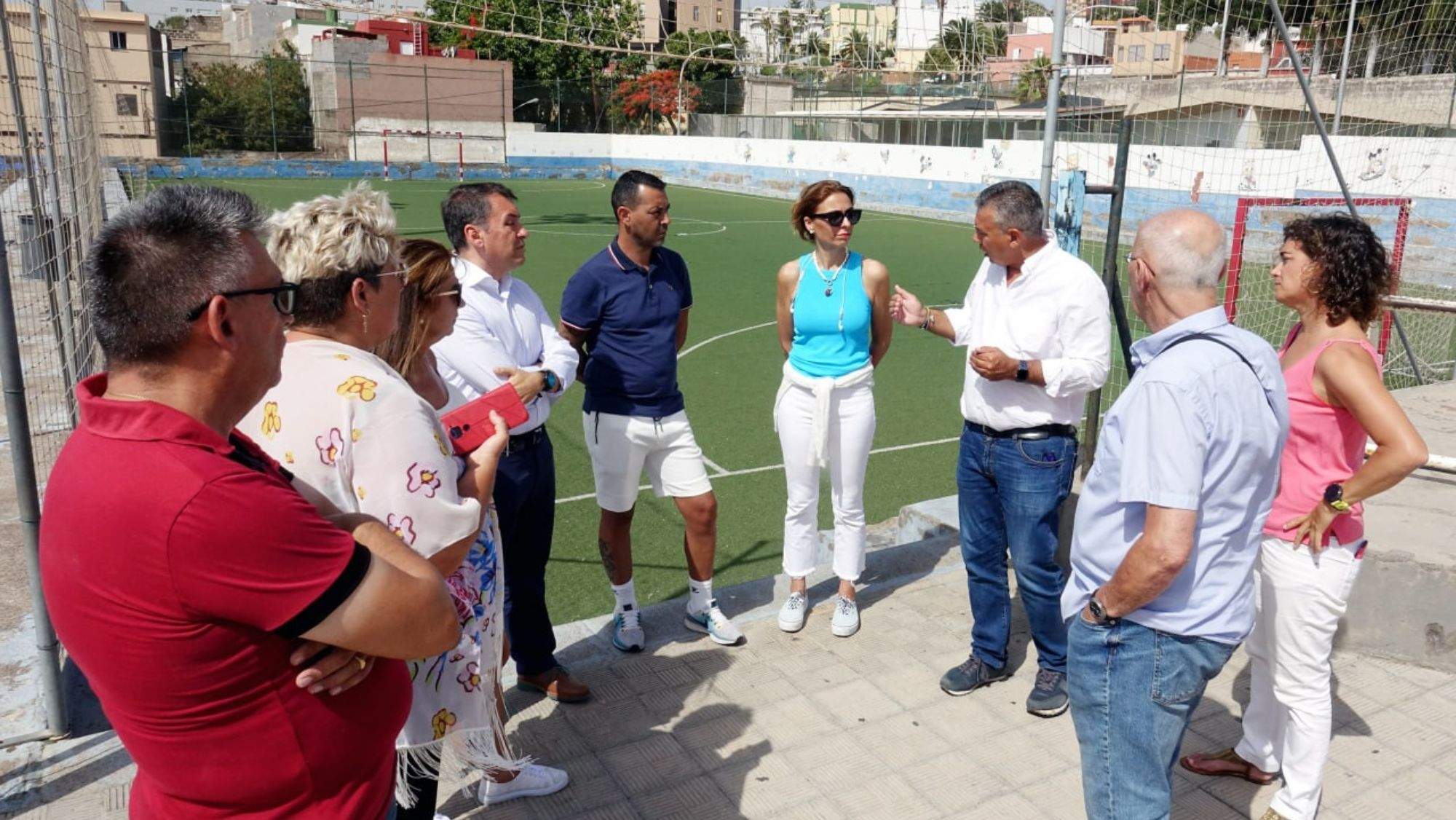 El alcalde de Santa Cruz de Tenerife, José Manuel Bermúdez, y el concejal de Infraestructuras y Obras, Dámaso Arteaga, explican el proyecto de la remodelación de los campos de fútbol. / Cedida