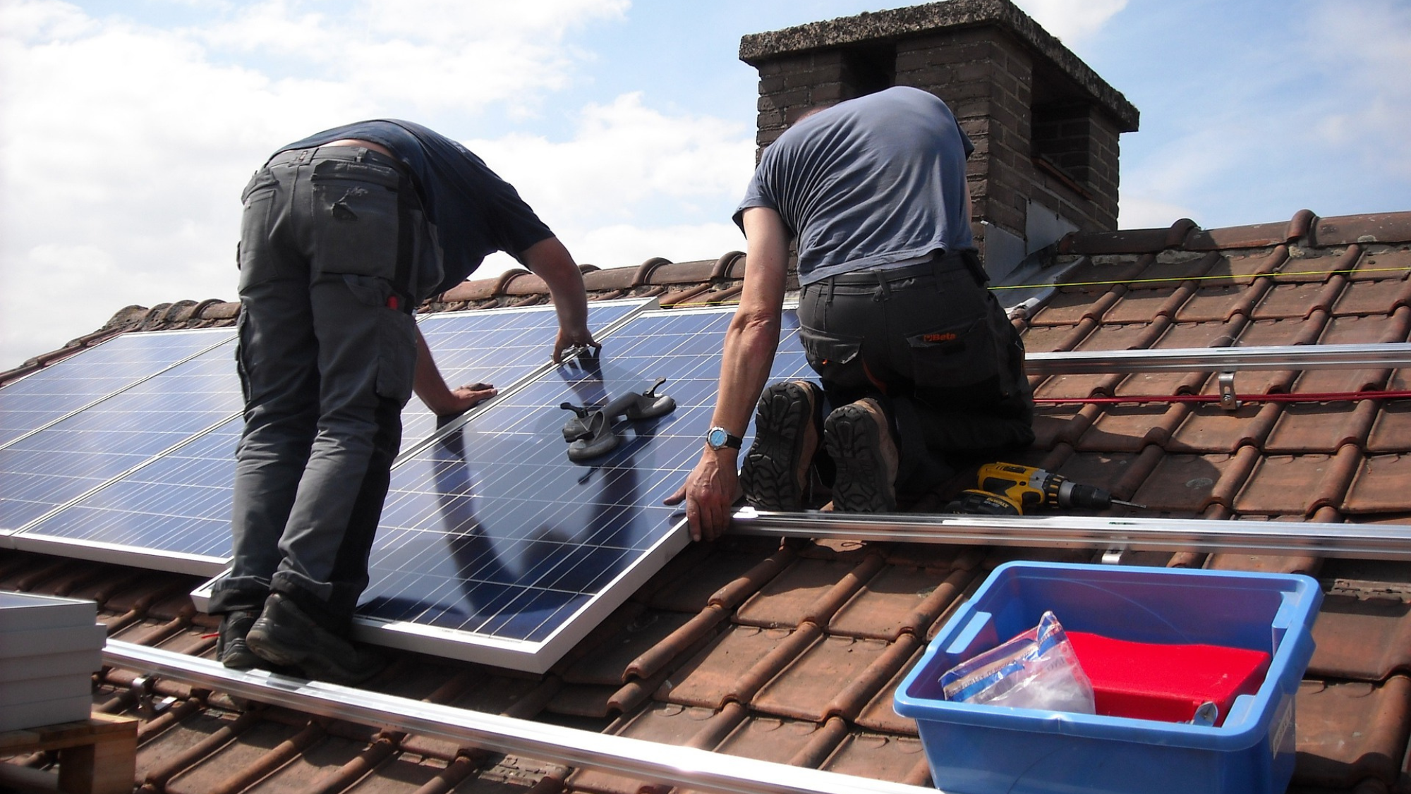 Dos operarios del sector energético. Pixabay