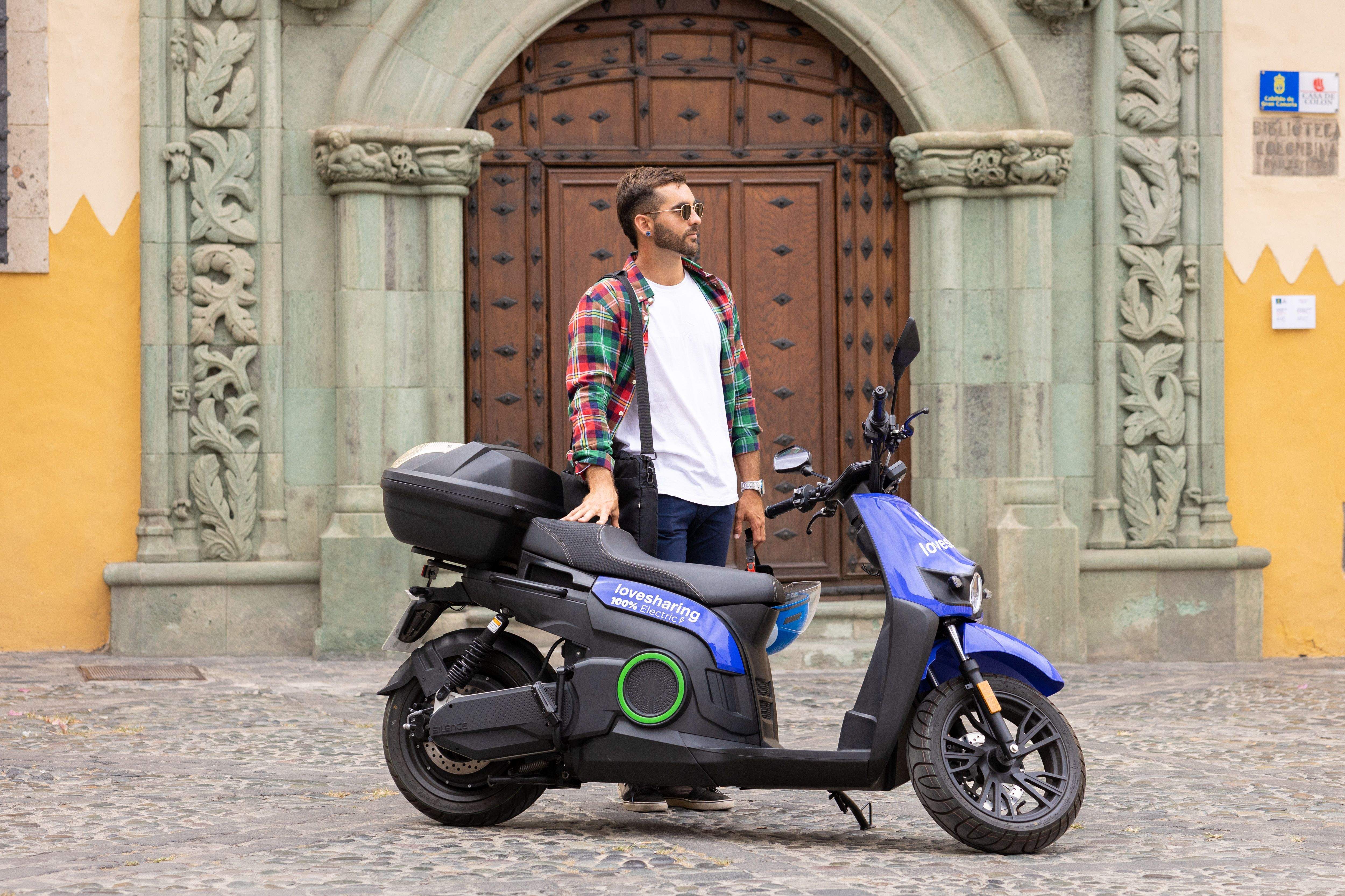 Un usuario de una moto Lovesharing. / Cedida