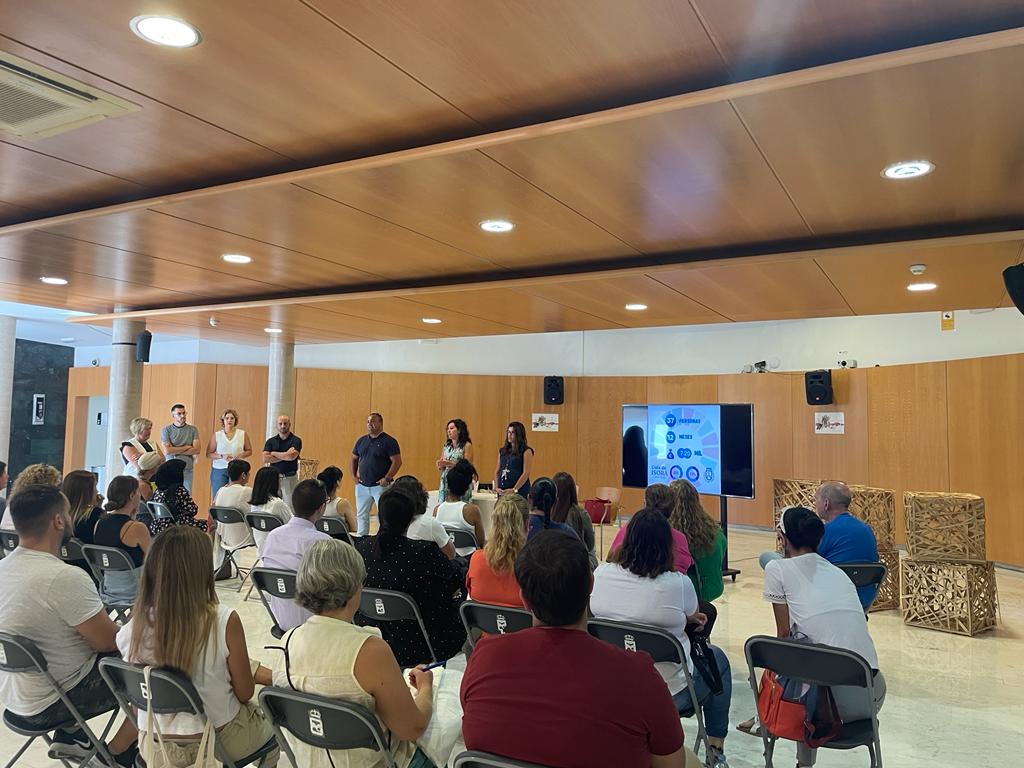 La consejera del Cabildo, Carmen Luz Baso, y la alcaldesa isorana, Josefa Mesa, reunidas con los participantes del plan de empleo./