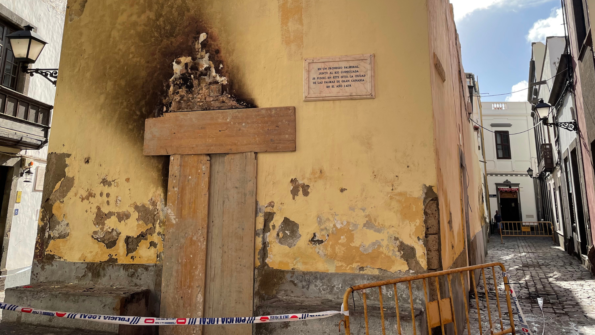 Imagen del edificio incendiado en Vegueta./ Atlántico Hoy