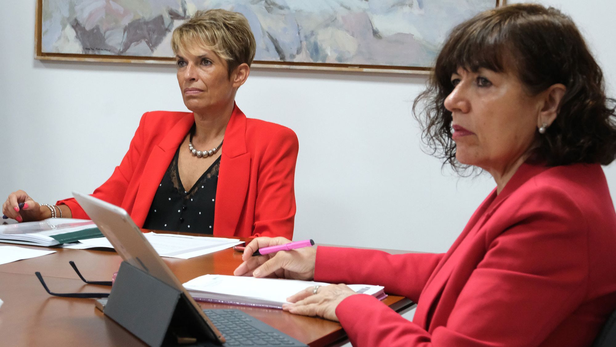 La consejera de Economía y Empleo, Elena Máñez, y la directora del SCE, Dunnia Rodríguez / Cedida