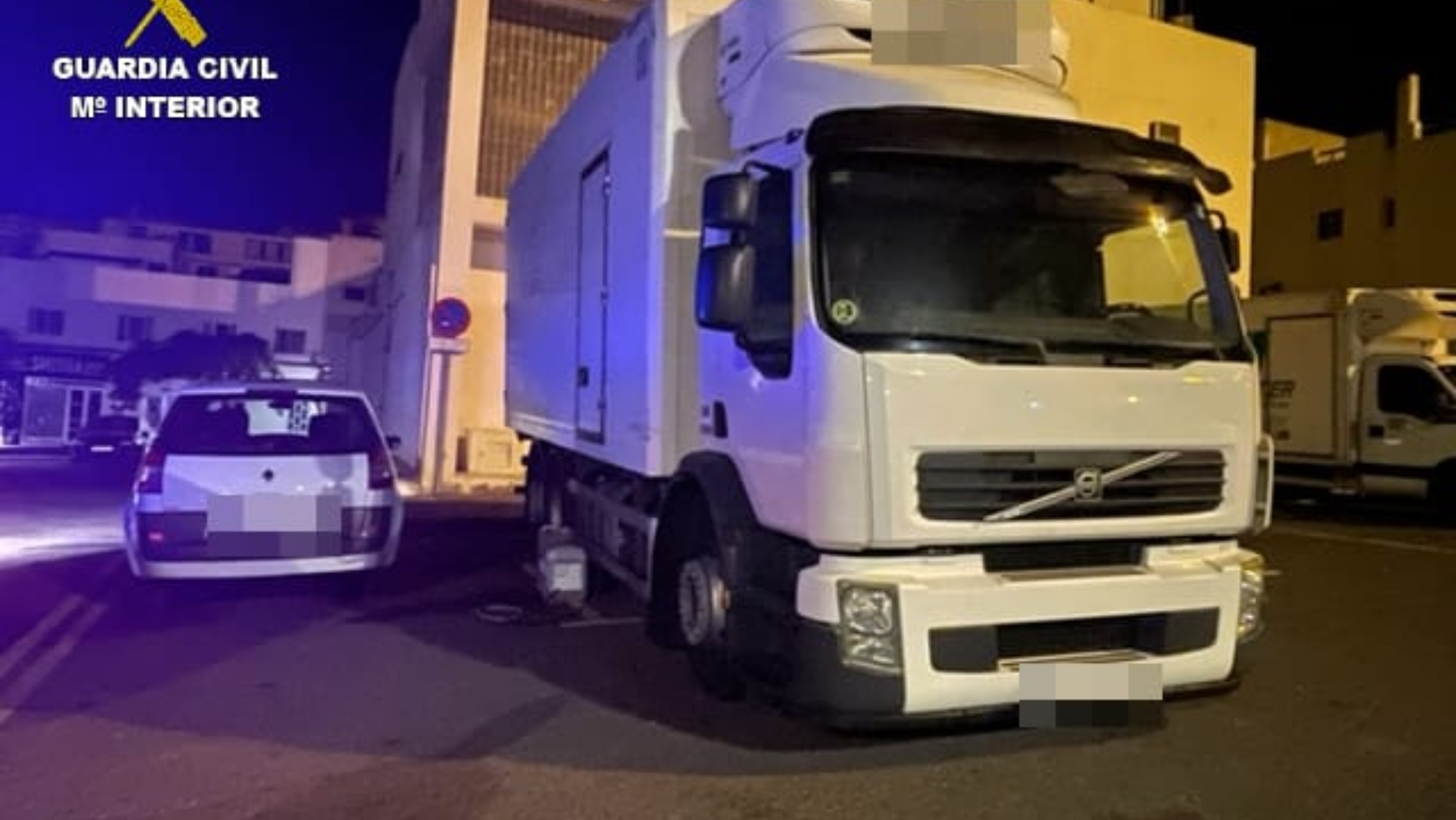 En el lado derecho del camión se aprecian las garrafas utilizadas en los robos. / Cedida