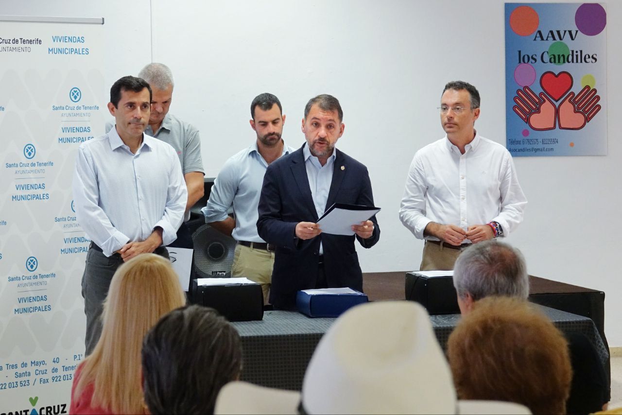 El alcalde de Santa Cruz, José Manuel Bermúdez (centro), junto a los concejales Juan José Martínez (izq.) y Carlos Tarife (der.) en la entrega de los proyectos./ Cedida