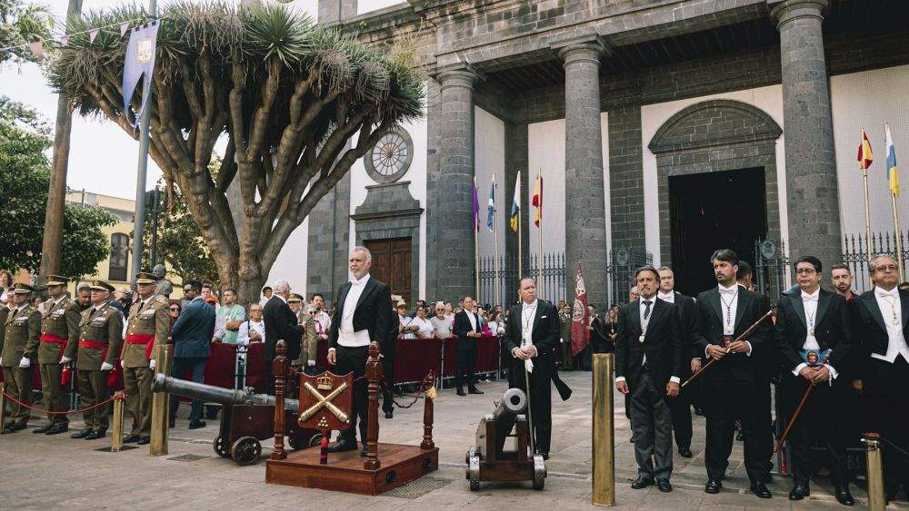 Ángel Víctor Torres (centro de la imagen) en el acto de las Fiestas del Cristo./ Cedida Ángel Víctor Torres (centro de la imagen) en el acto de las Fiestas del Cristo./ Cedida