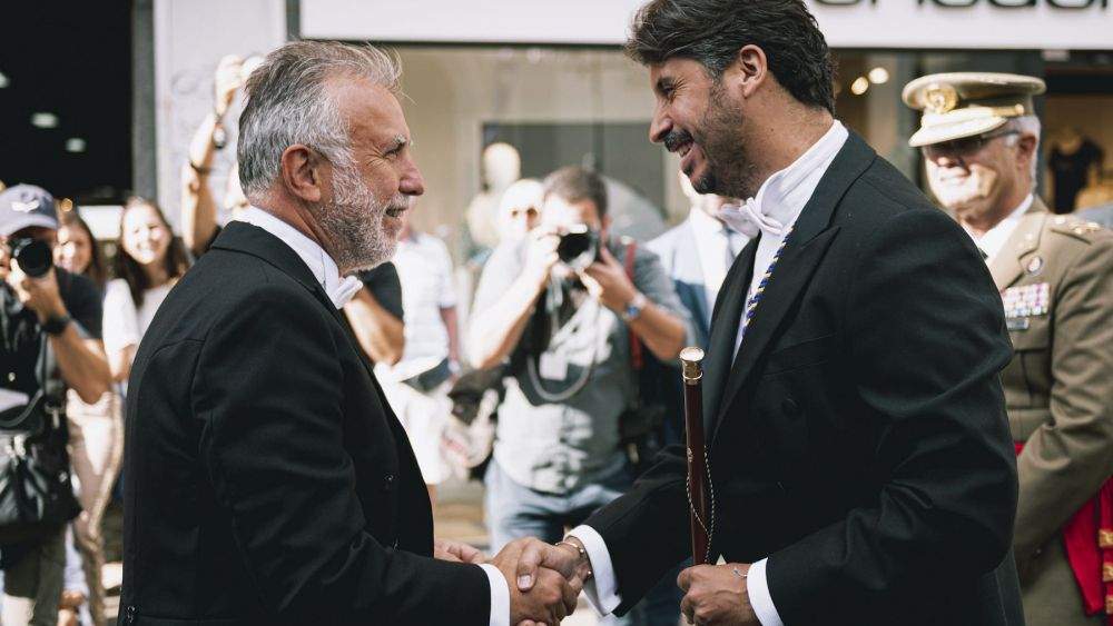 Ángel Víctor Torres (izq.) y Luis Yeray Gutiérrez (der.) se estrechan la mano durante el acto de las Fiestas del Cristo./ Cedida Ángel Víctor Torres (izq.) y Luis Yeray Gutiérrez (der.) se estrechan la mano durante el acto de las Fiestas del Cristo./ Cedida