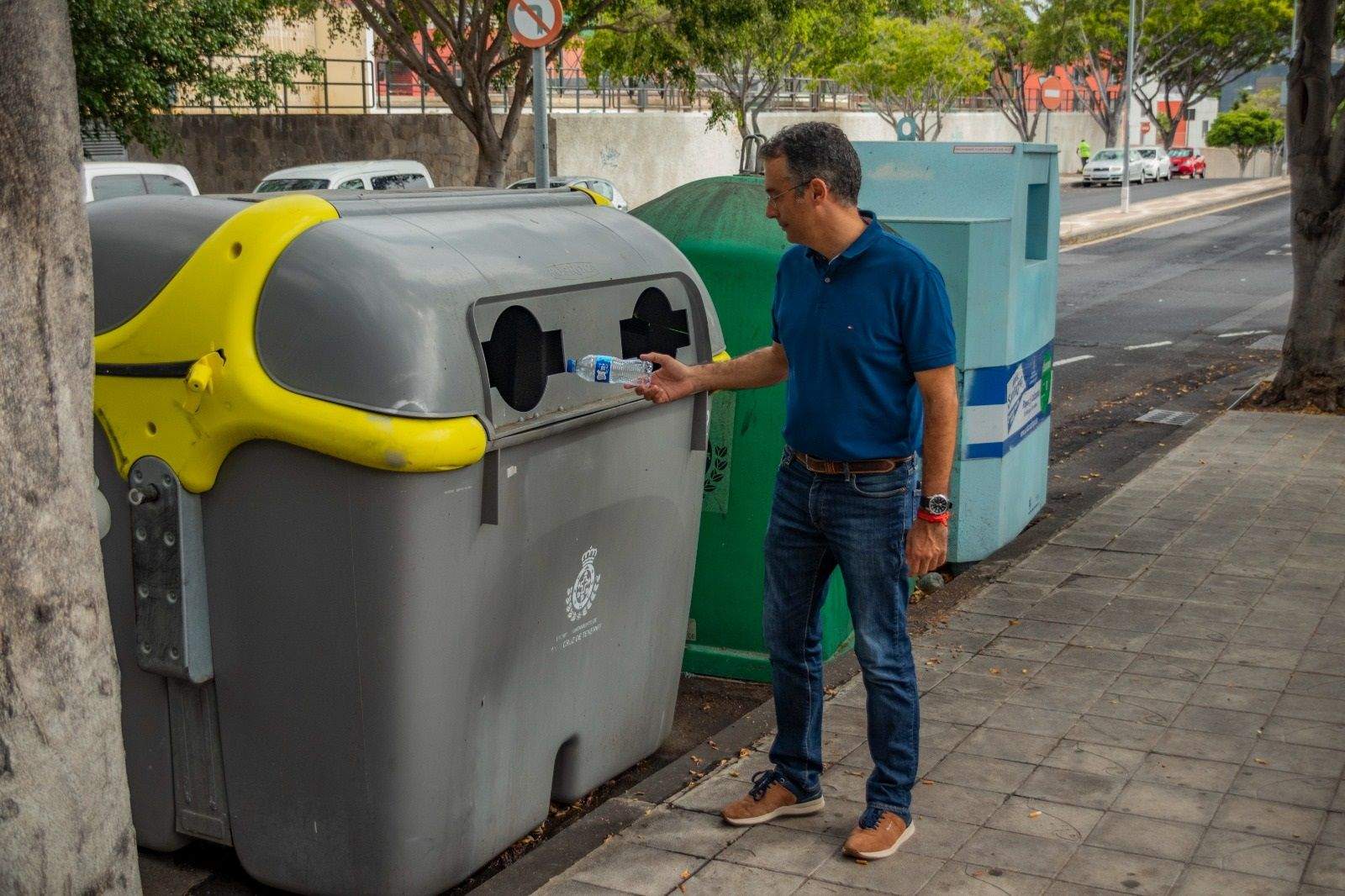 Carlos Tarife, concejal de Servicios Públicos de Santa Cruz, frente a un contenedor de los que descarga la empresa Valoriza. /